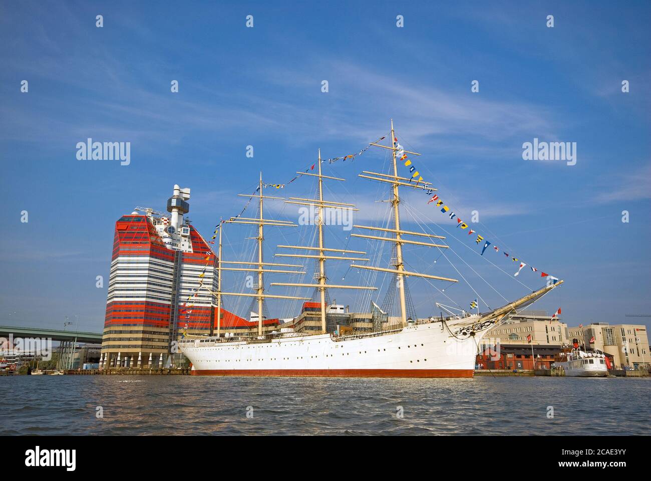 L'hôtel Barken Viking (navire historique en acier à quatre mâts) et le bâtiment Lipstick dans le port de Göteborg, en Suède Banque D'Images