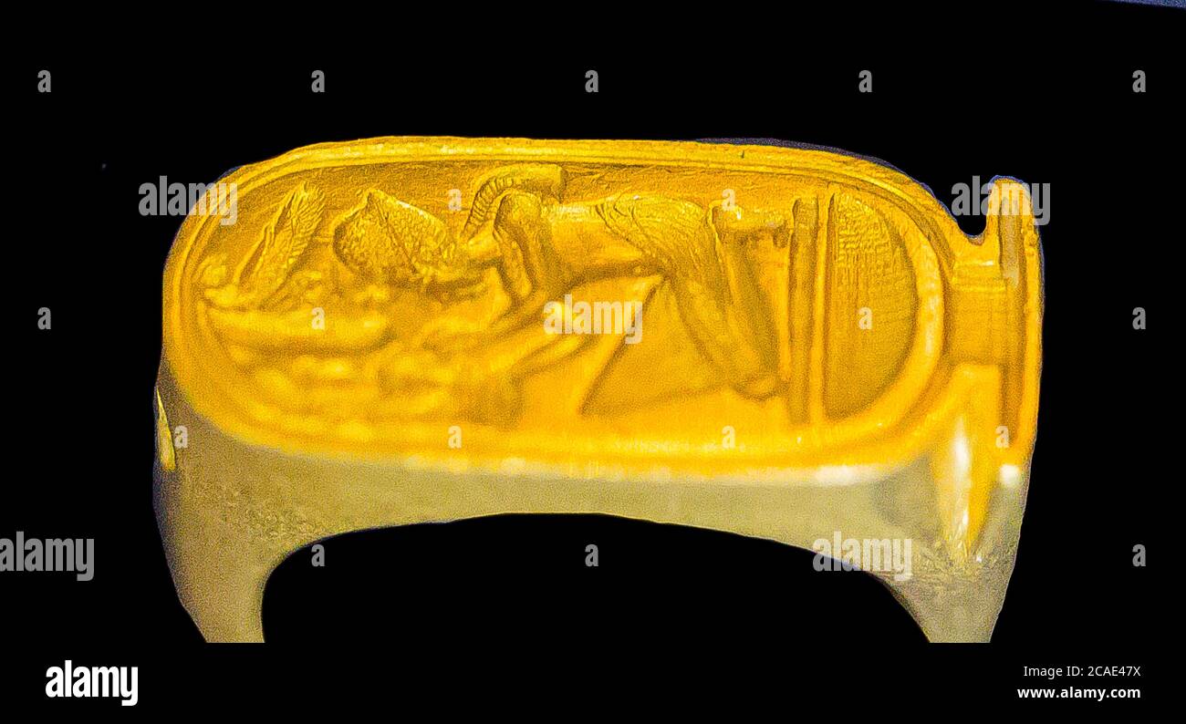 Egypte, bijoux Toutankhamon, de sa tombe à Louxor : bague en or en forme de cartouche, représentant le roi sur un panier ('neb'). Banque D'Images