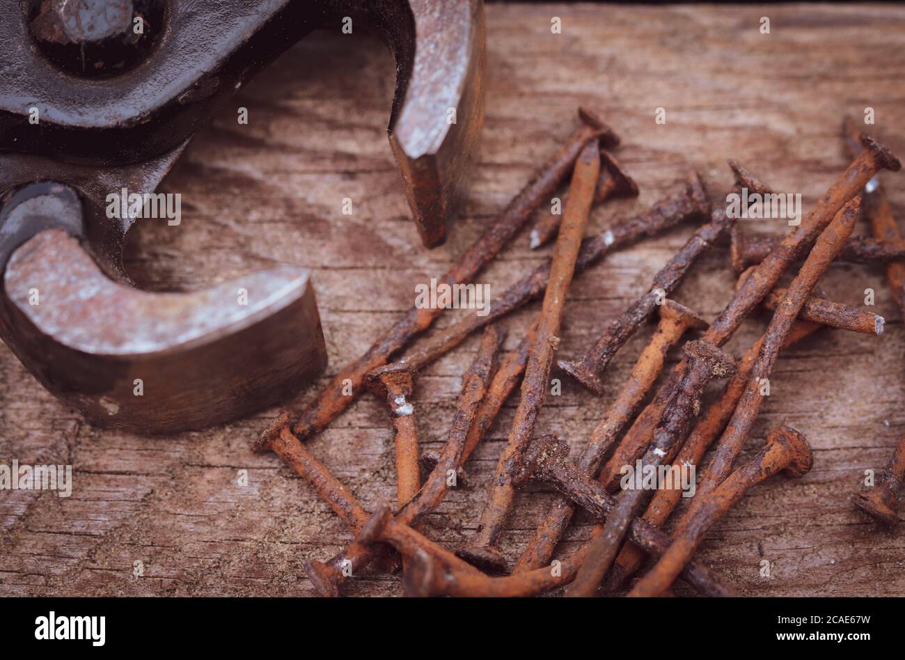 Gros plan de clous en métal rouillé et d'un ancien instrument sur une  surface en bois Photo Stock - Alamy