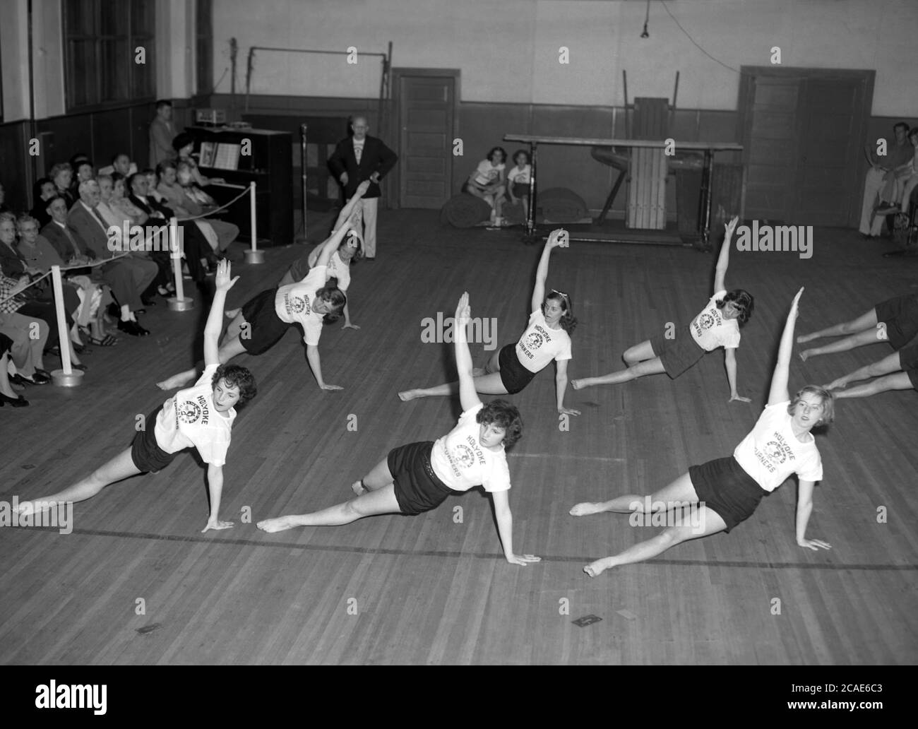 Vers les années 1940, les élèves de l'école secondaire historique et féminine font une exposition artistique de gymnastique en face de regarder les visiteurs, États-Unis. Banque D'Images