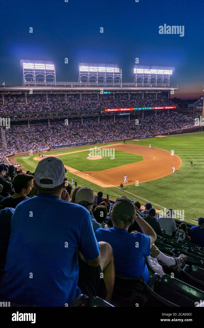 Une foule regardant un match de baseball en soirée joué sous les projecteurs à Wrigley Field, Chicago. Chicago Cubs et LA Dodgers. Banque D'Images