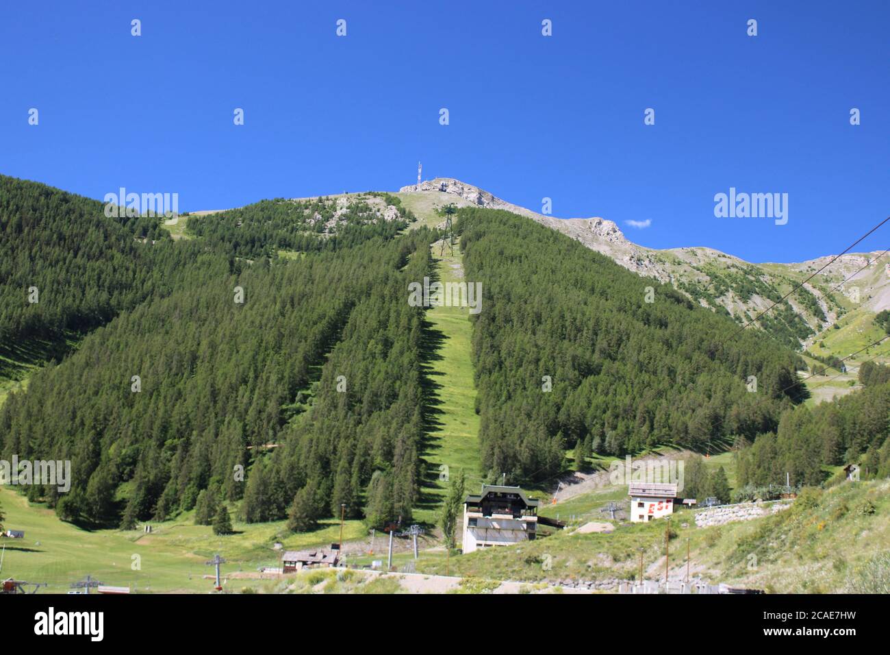 Vue fascinante sur le paysage montagneux de Saint Etienne de Tinee, France Banque D'Images