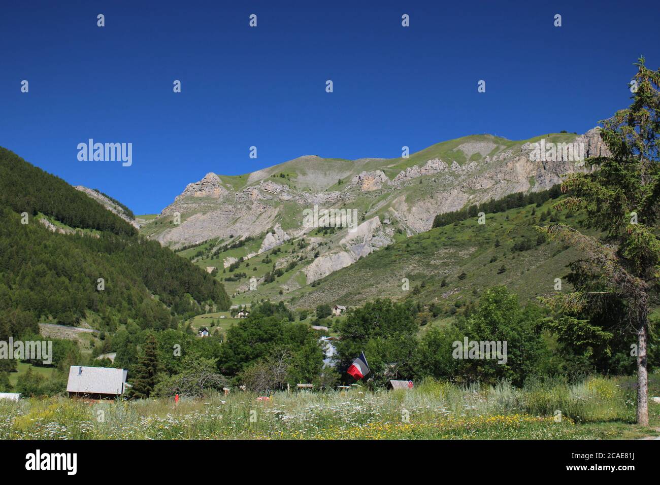 Vue fascinante sur le paysage montagneux de Saint Etienne de Tinee, France Banque D'Images