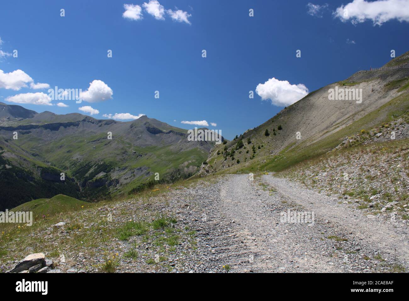 Vue fascinante sur le paysage montagneux de Saint Etienne de Tinee, France Banque D'Images