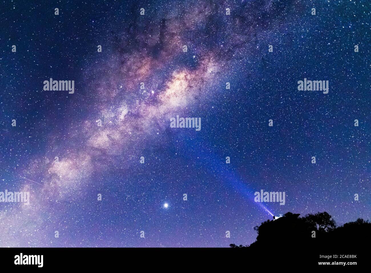 contempler l'univers nous fait réaliser que l'être humain est juste un peu de poussière sur le tapis éclairé. Dans des moments comme cette humilité un Banque D'Images