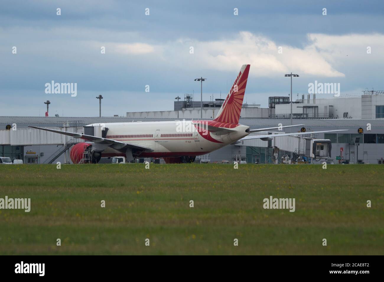 Glasgow, Écosse, Royaume-Uni. 6 août 2020. Photo : vol AI1133 d'Air India au départ de Mumbai, à l'aéroport international de Glasgow, transportant une équipe de tournage et des acteurs qui ont déjà débarqué l'avion plus tôt. L'équipe du film qui a atterri la nuit dernière doit être mise en quarantaine pendant 14 jours avant de commencer à filmer à Ayrshire plus tard ce mois-ci avec le blockbuster Bollywood, Bell Bottom, où l'on rapporte que le thriller des années 80 tourne autour d'un détournement d'avion. L'avion est un Boeing 777-237(LR). Crédit : Colin Fisher/Alay Live News Banque D'Images