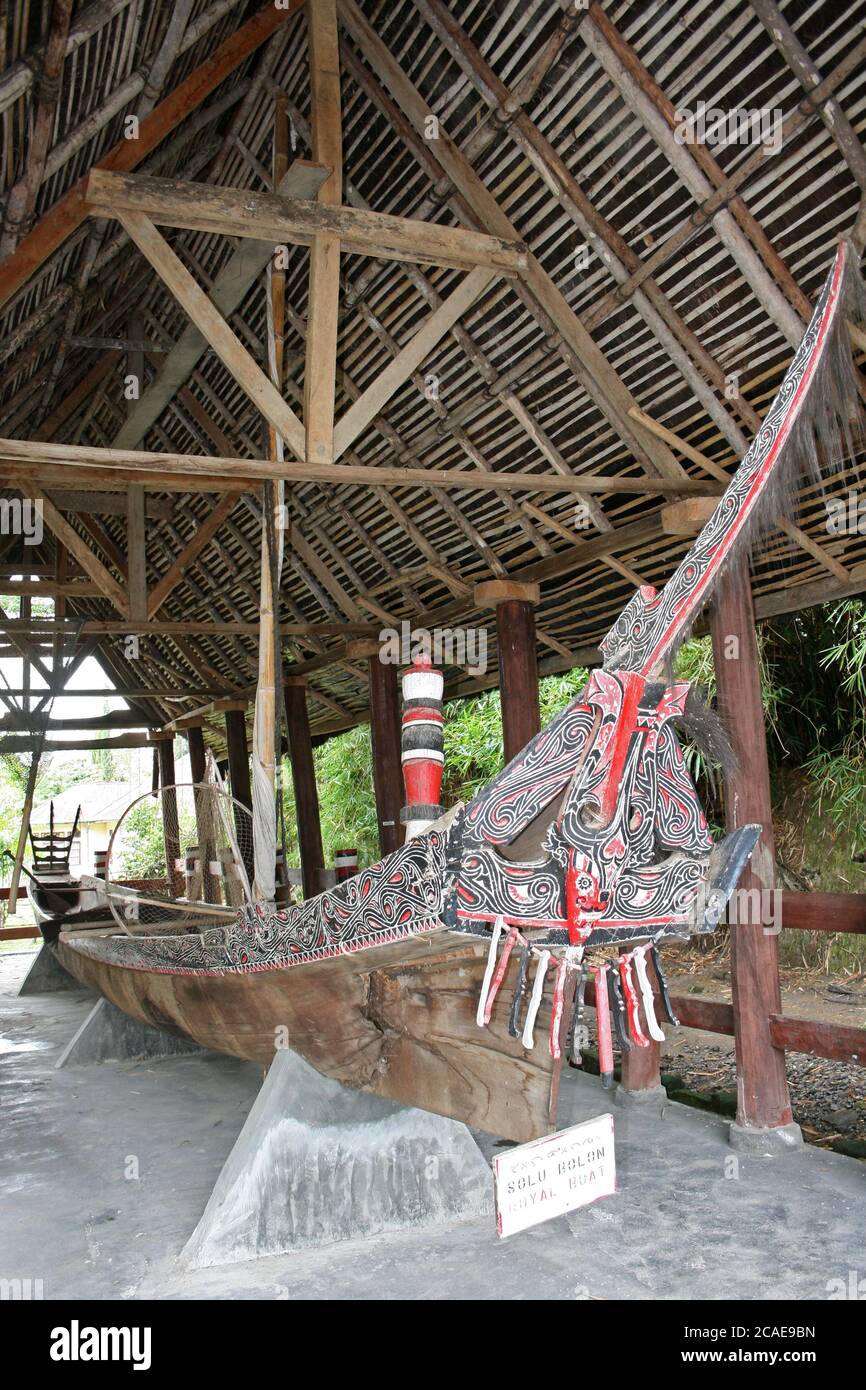 Solu Bolon - bateau royal avec masque Batak Design sur prow, peuple Toba Batak, île de Samosir, Sumatra Banque D'Images