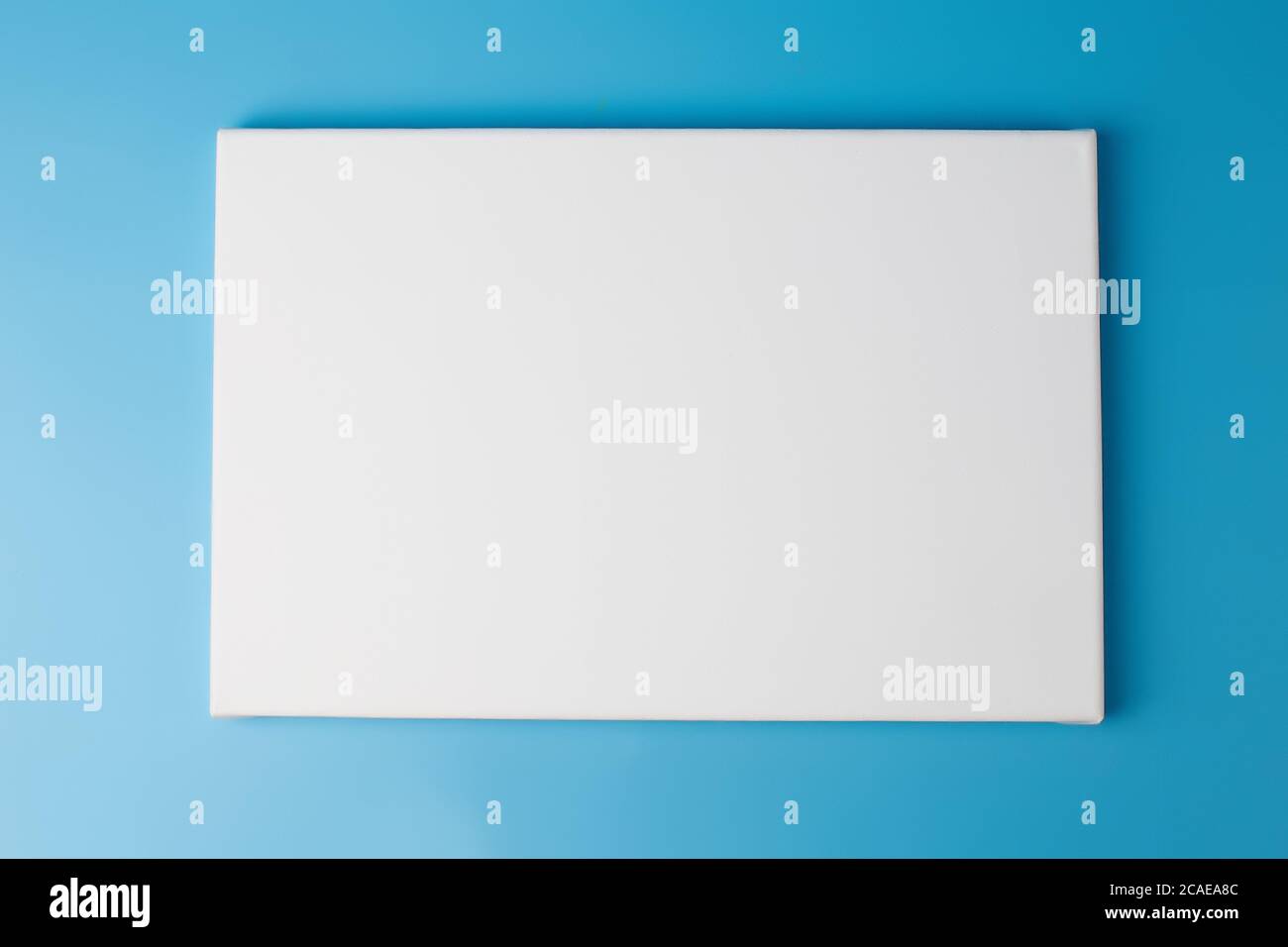 Image d'espace sur fond bleu d'affiche blanche Banque D'Images