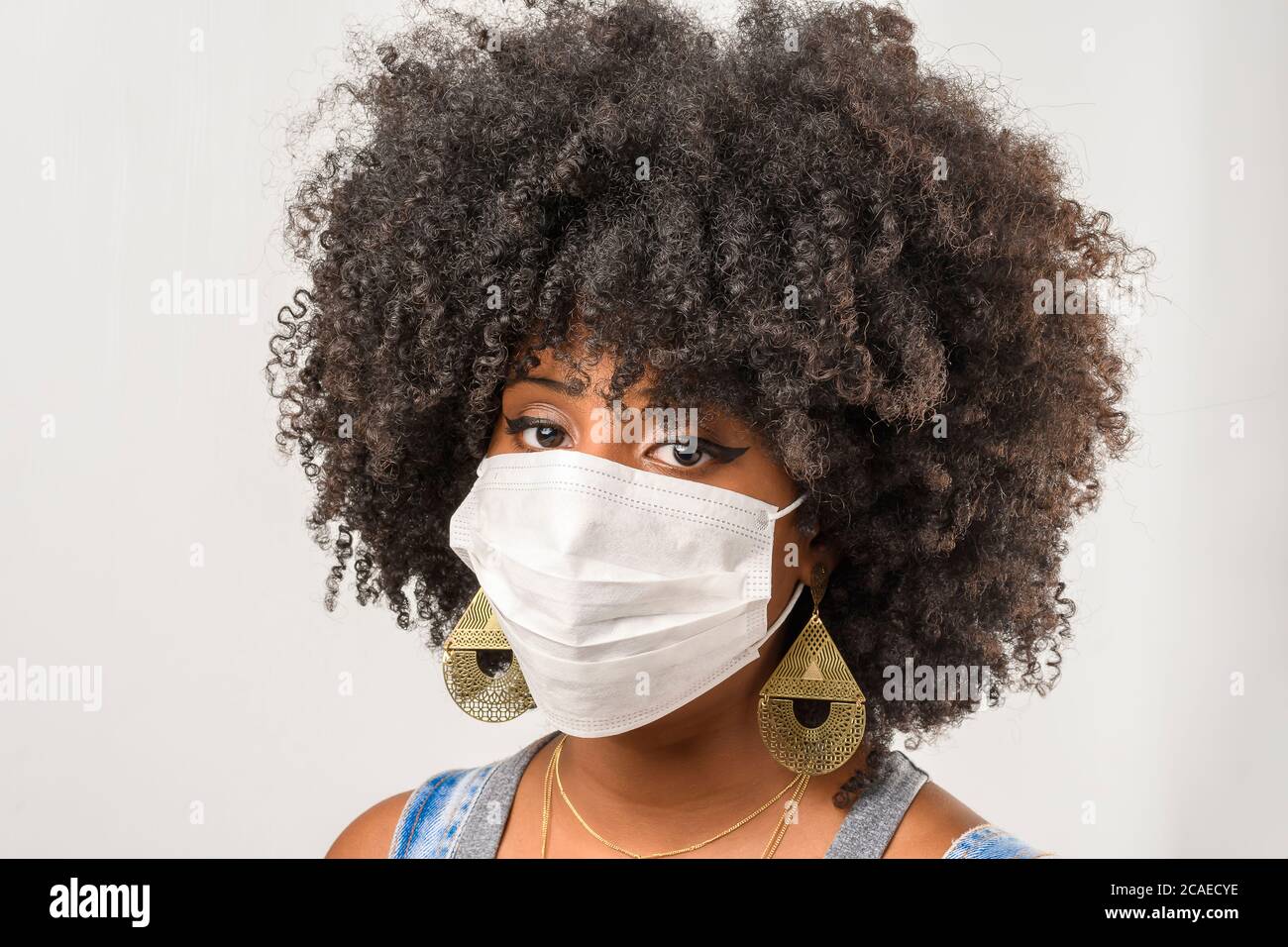jeune fille portant un masque protecteur en cas de pandémie du virus corona, covid-19 Banque D'Images