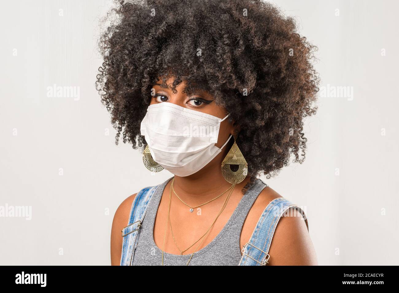 jeune fille portant un masque protecteur en cas de pandémie du virus corona, covid-19 Banque D'Images