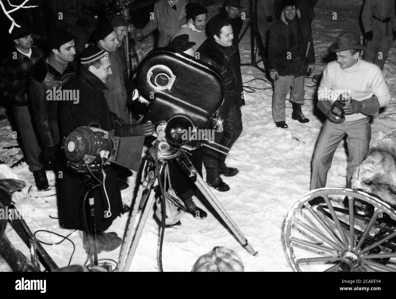Le cinéaste STANLEY CORTEZ (deuxième à gauche) ORSON WELLES JOSEPH COTTEN et l'équipe de tournage sur scène Candid tournage dans Ice and Cold Storage Company à Los Angeles pour des scènes de neige dans LE MAGNIFIQUE réalisateur AMBERSONS 1942 ORSON WELLES Novel Booth Tarkington scénario Orson Welles RKO radio Pictures Banque D'Images