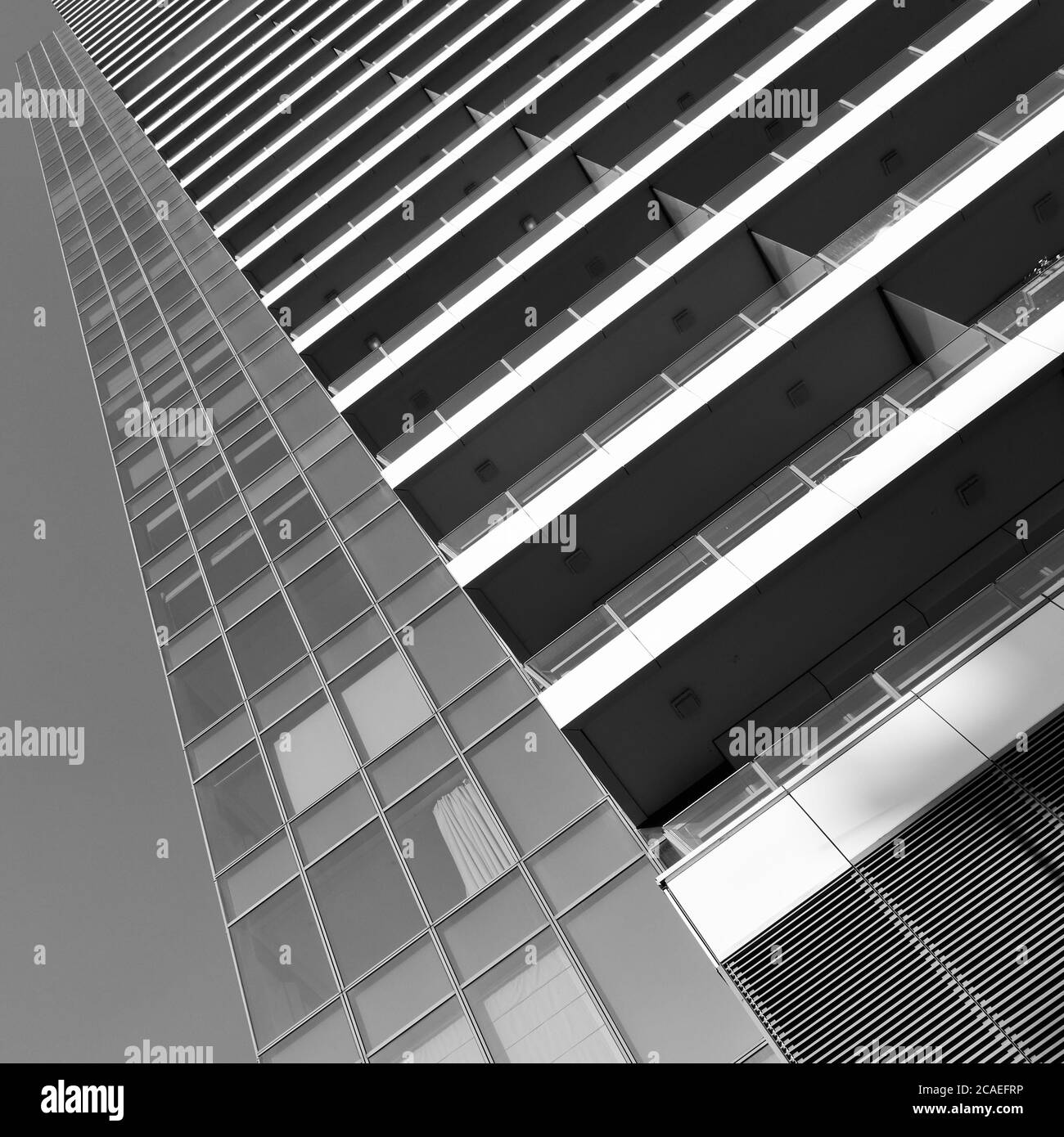 Perspective d'un immeuble d'appartements à plusieurs étages. Photographie architecturale en noir et blanc Banque D'Images