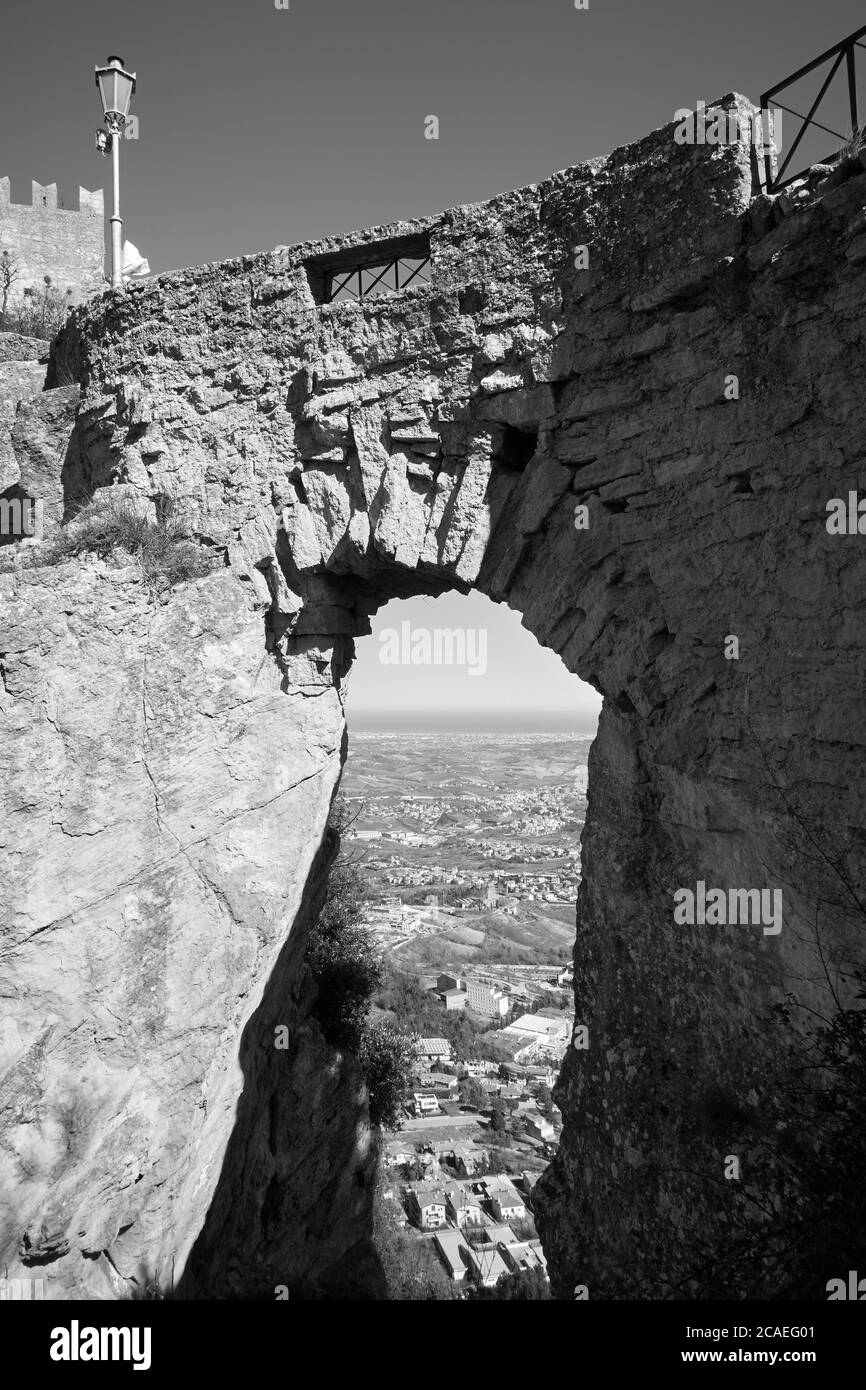 Le Col des sorcières de Saint-Marin, République de Saint-Marin. Photographie en noir et blanc Banque D'Images