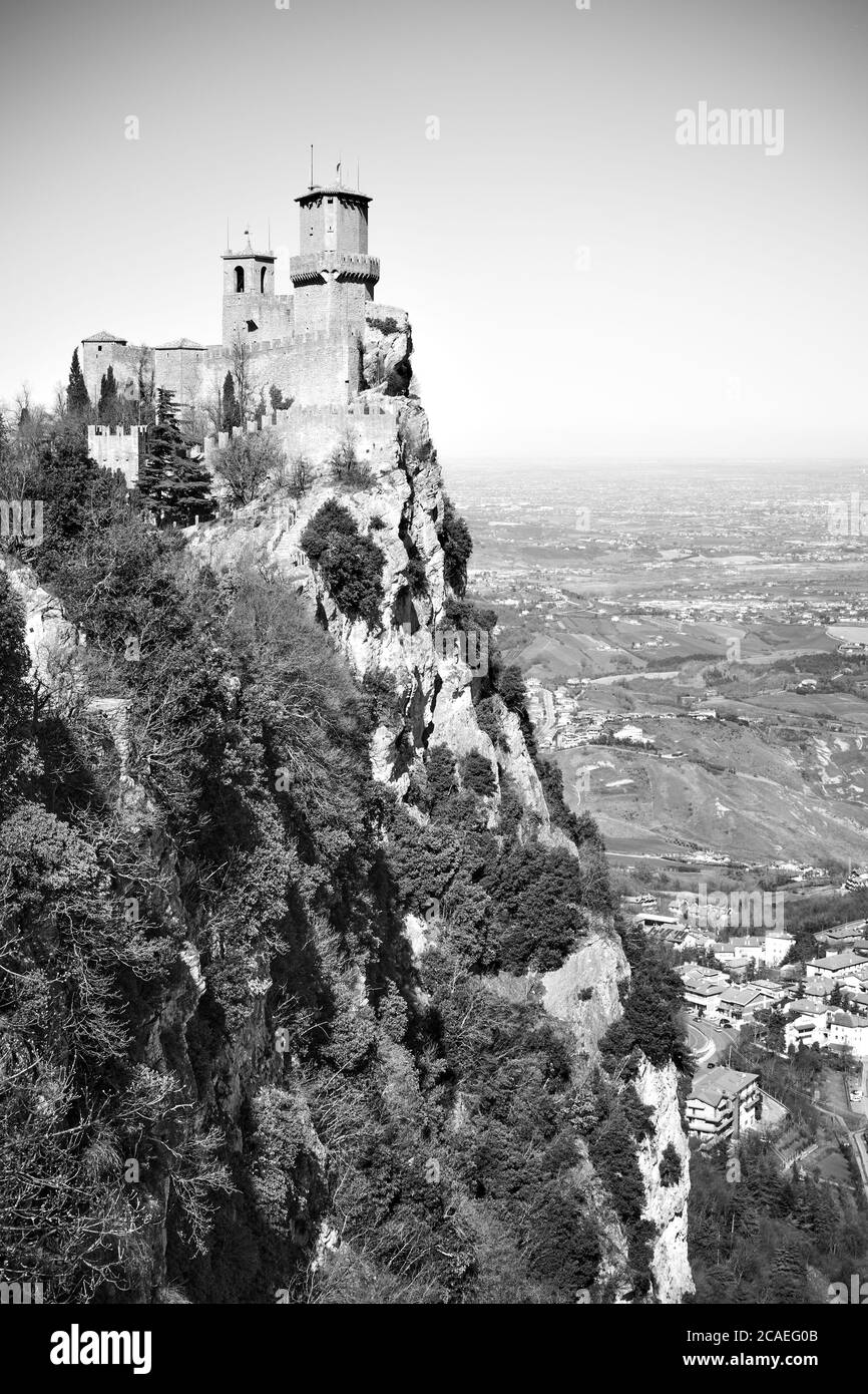 La première tour de Saint-Marin sur le mont Titano, Respublic de Saint-Marin. Photographie en noir et blanc, paysage Banque D'Images