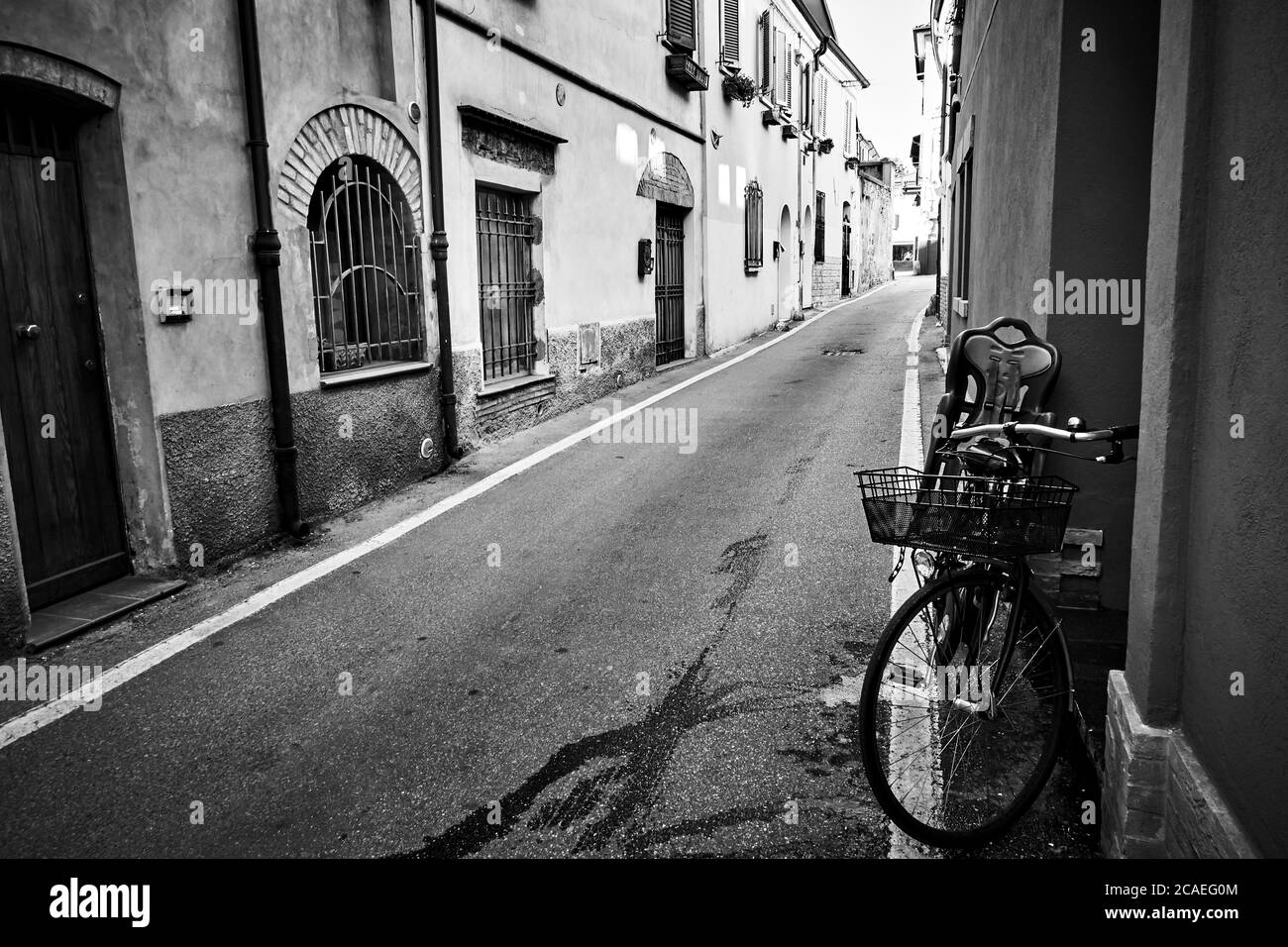 Perspective d'une rue latérale à Rimini, Italie. Paysage urbain italien, photographie urbaine en noir et blanc Banque D'Images