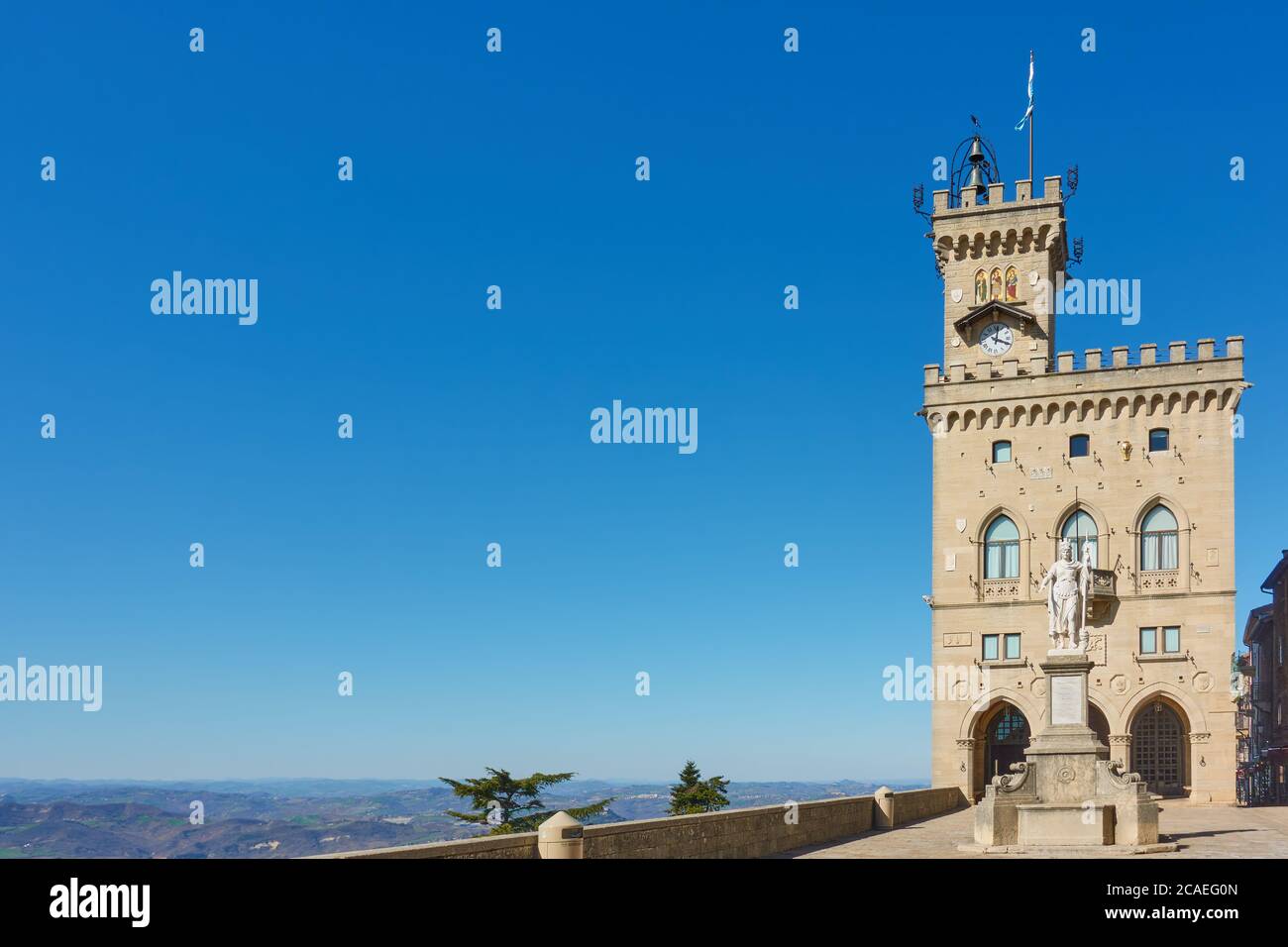 Place avec l'Hôtel de ville de Saint-Marin, la République de Saint-Marin. Composition de l'espace de copie Banque D'Images