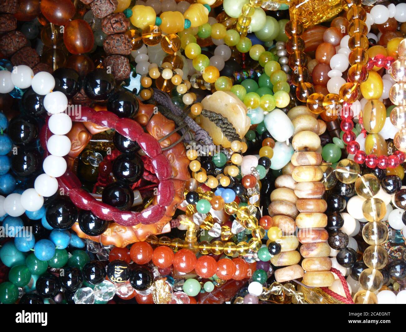 Photo en grand angle d'une bande de bracelets colorés Banque D'Images