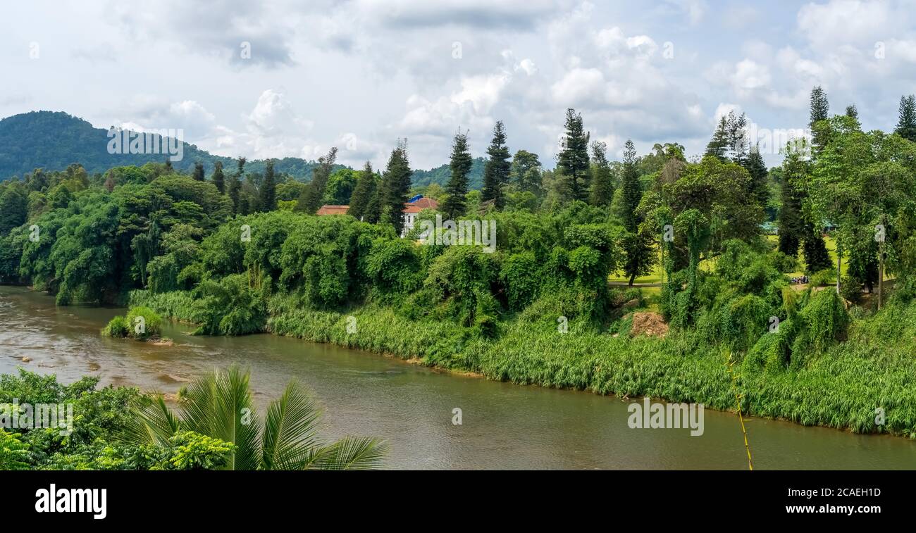 Paysage tropical avec rivière et forêt, Kandy, Sri Lanka Banque D'Images