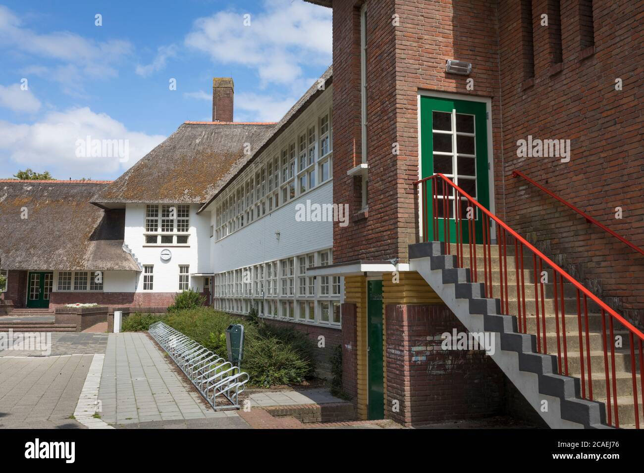 École de Fabritius avec toiture en paille construite en 1925 par l'architecte Dudok, Hilversum pays-Bas Banque D'Images