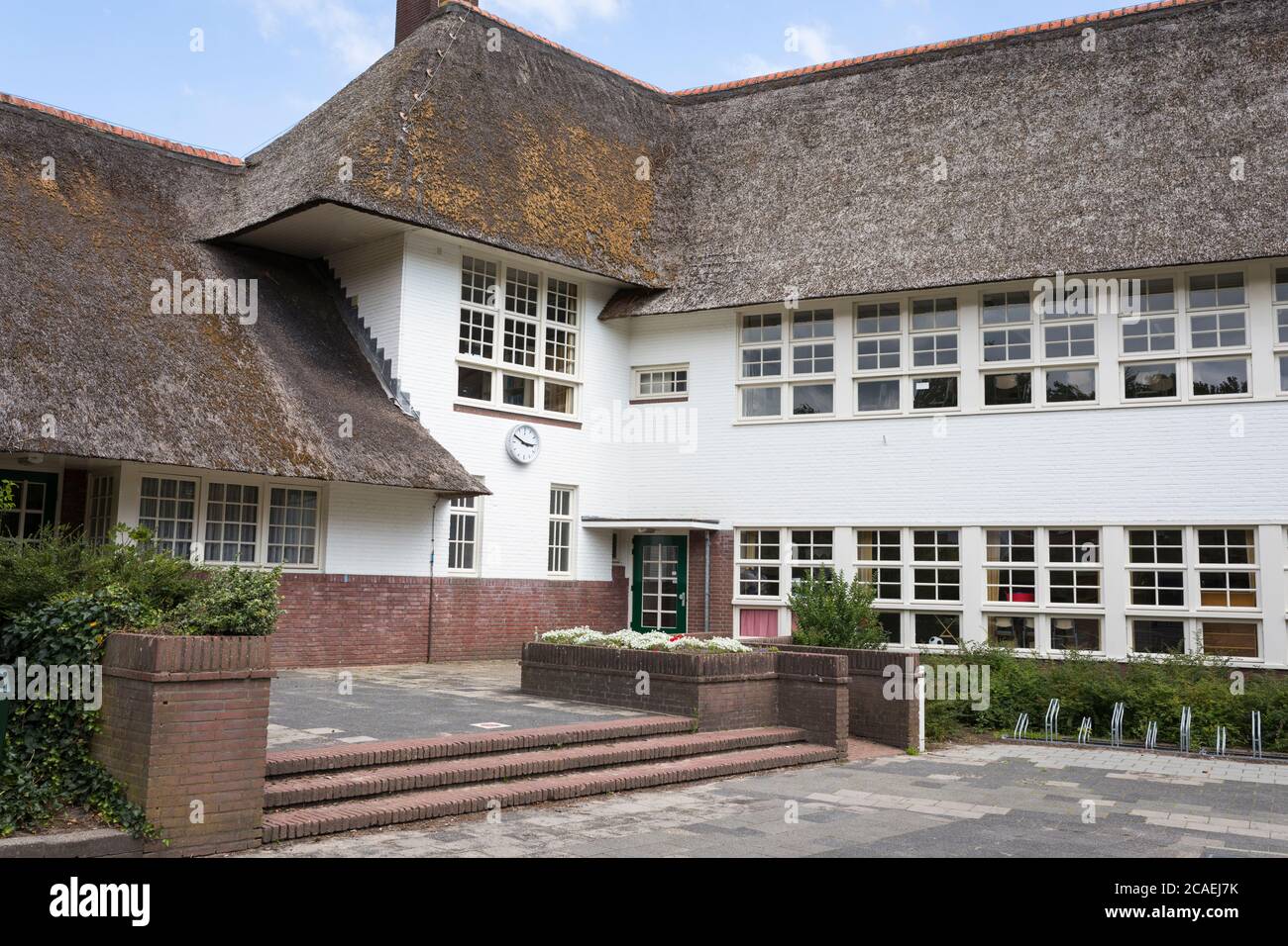 École de Fabritius avec toiture en paille construite en 1925 par l'architecte Dudok, Hilversum pays-Bas Banque D'Images