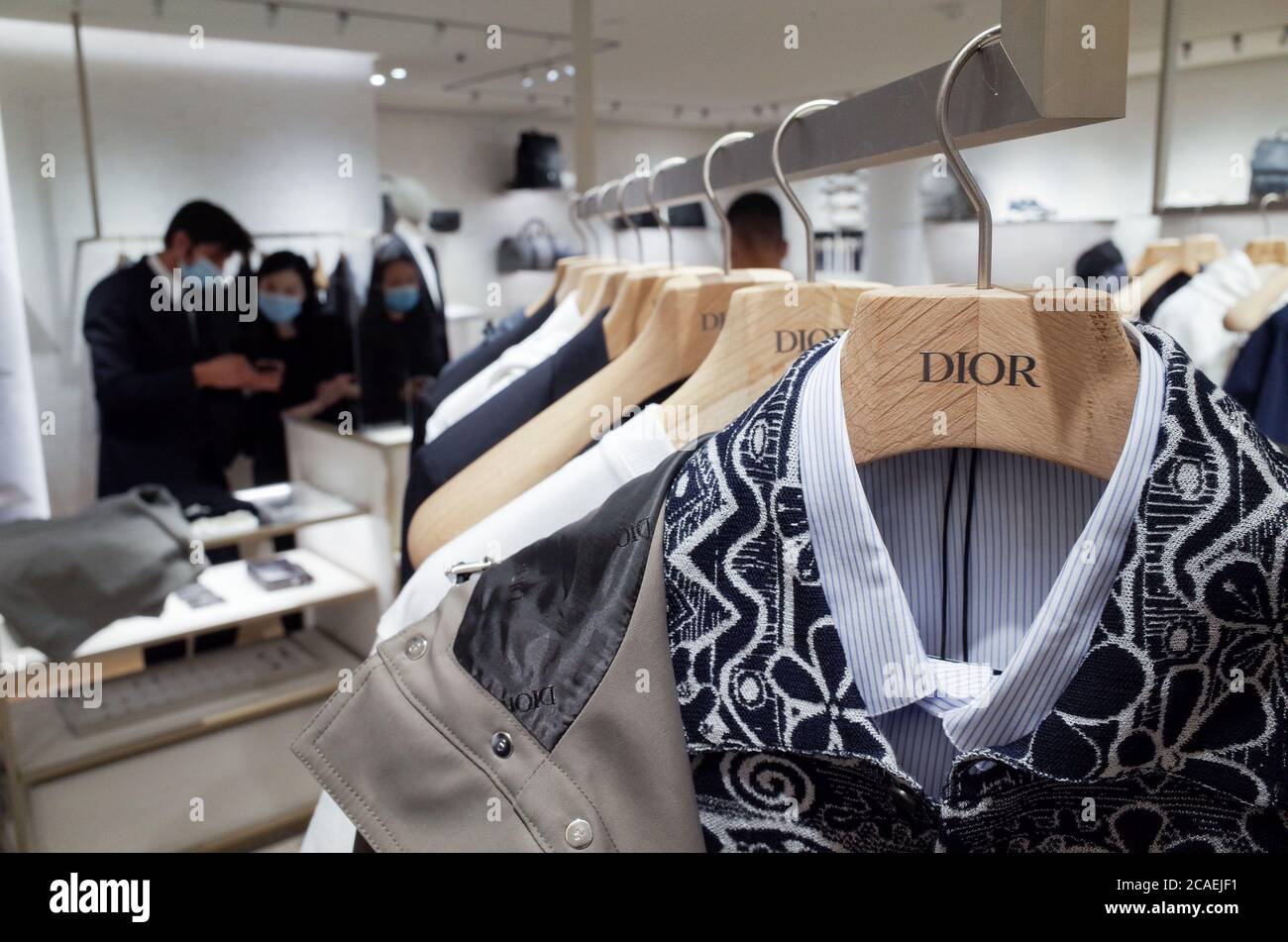 *** STRICTEMENT AUCUNE VENTE AUX MÉDIAS OU ÉDITEURS FRANÇAIS - DROITS RÉSERVÉS ***03 août 2020 - Paris, France: Un stand Dior dans le mégastore des Galeries Lafayette. Les magasins de luxe de Paris sont gravement touchés par la crise Covid, les touristes riches restant loin en raison des restrictions de voyage et des craintes du coronavirus. Vue sur un stand Dior dans les Galeries Lafayette. Les boutiques de luxe font face à une chute de leur clientèle traditionnelle du fait de la caisse du Covid-19 et des restrictions de voyage. Banque D'Images