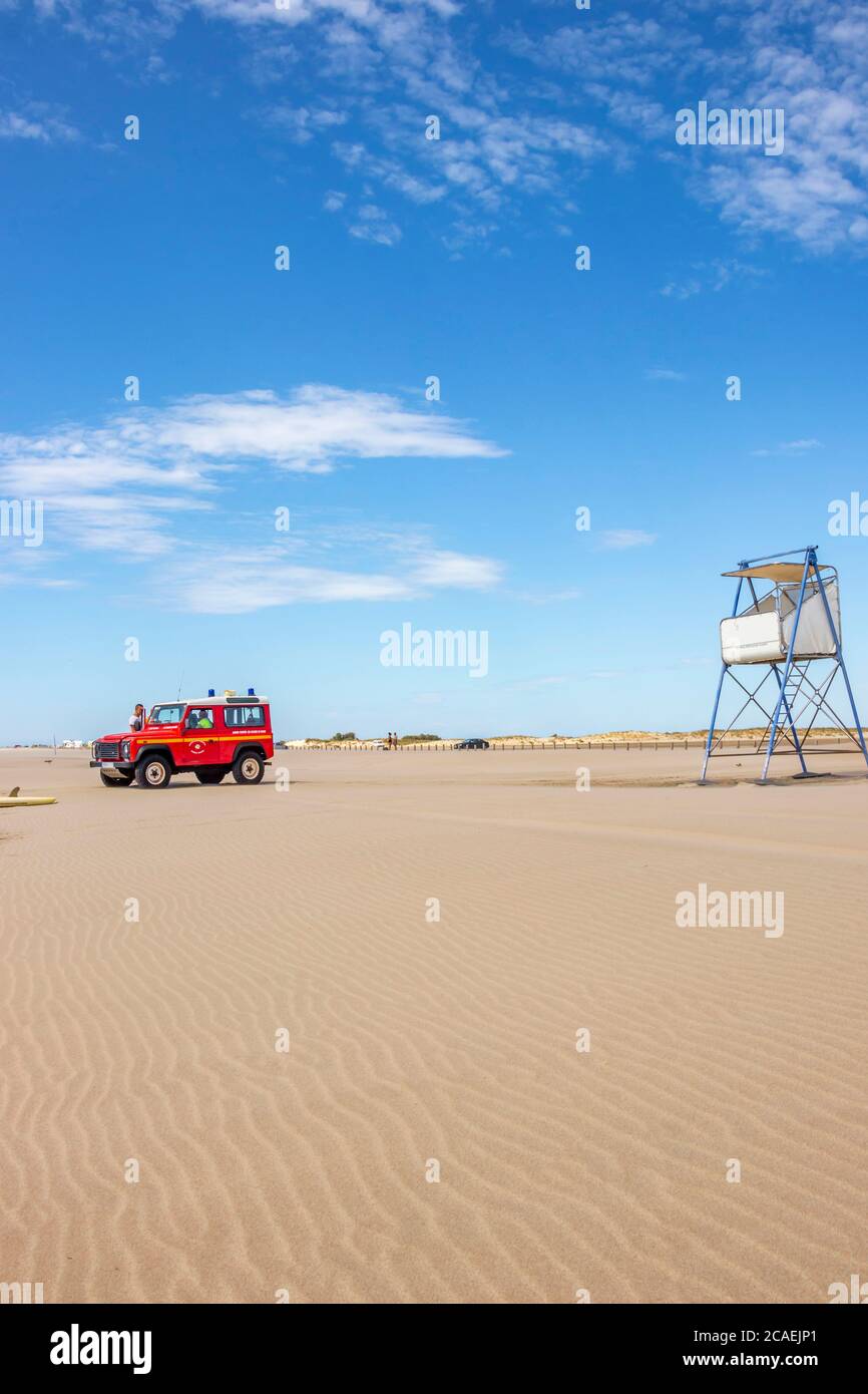 Gardien de vie rouge défenseur Land Rover en patrouille sur la plage (Plage Naploeon) en Camargue, sud de la France Banque D'Images