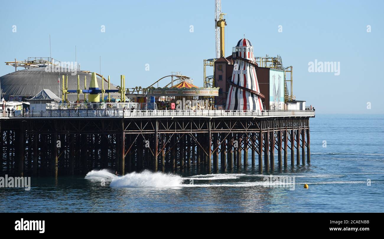 Brighton Royaume-Uni 6 août 2020 - les skieurs en jet par Brighton Palace Pier sur une belle soirée ensoleillée comme les températures devraient atteindre au-dessus de 30 degrés dans le Sud-est de nouveau demain : crédit Simon Dack / Alamy Live News Banque D'Images