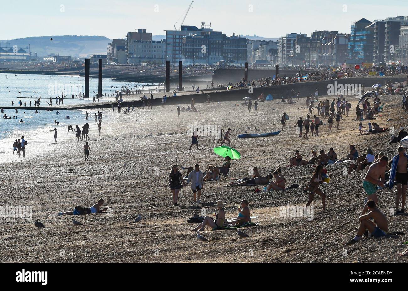 Brighton Royaume-Uni 6 août 2020 - Brighton Beach est bondée sur une belle soirée ensoleillée comme les températures devraient atteindre plus de 30 degrés dans le Sud-est de nouveau demain : Credit Simon Dack / Alay Live News Banque D'Images