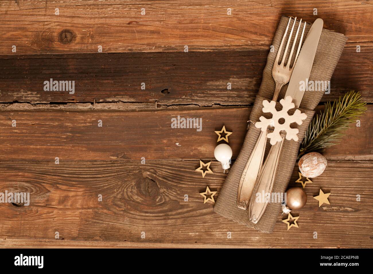 Ensemble de couverts à grand angle avec serviette de style campagnard Et décoration de Noël sur une surface en bois Banque D'Images