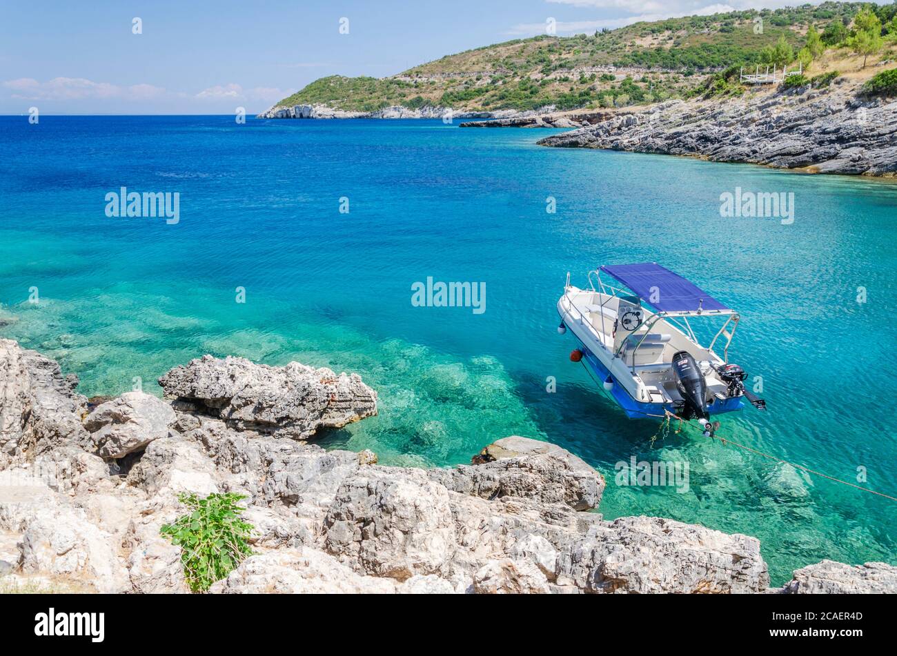 Bateau à moteur sur la pittoresque plage turquoise de Stoufis. Il est situé sur la côte nord-est de l'île de Zakynthos, en Grèce. Banque D'Images Bateau à moteur sur la pittoresque plage turquoise de Stoufis. Il est situé sur la côte nord-est de l'île de Zakynthos, en Grèce. Banque D'Images