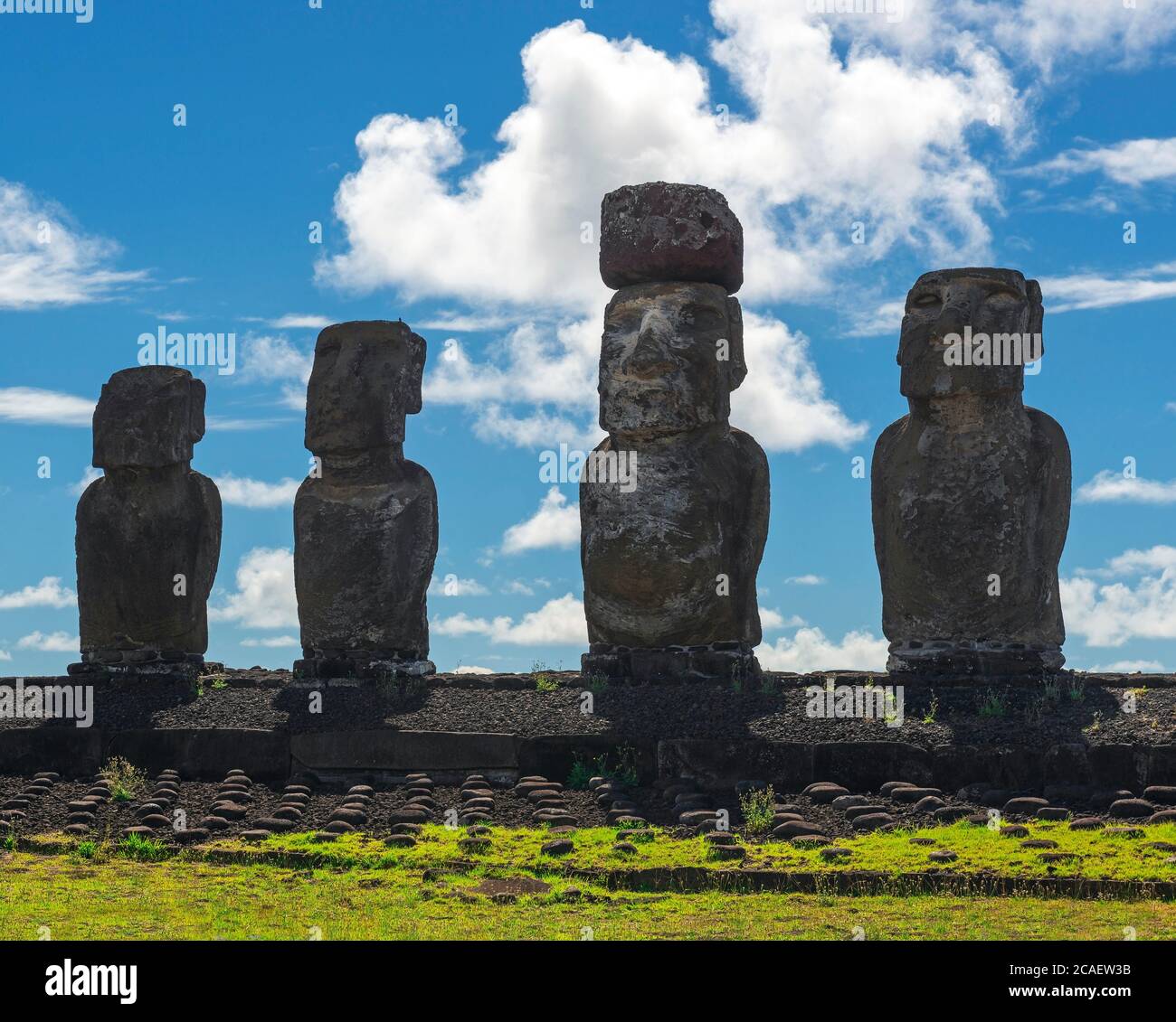 Moai statues en gros plan, AHU Tongariki, Île de Pâques (Rapa Nui), Chili. Banque D'Images