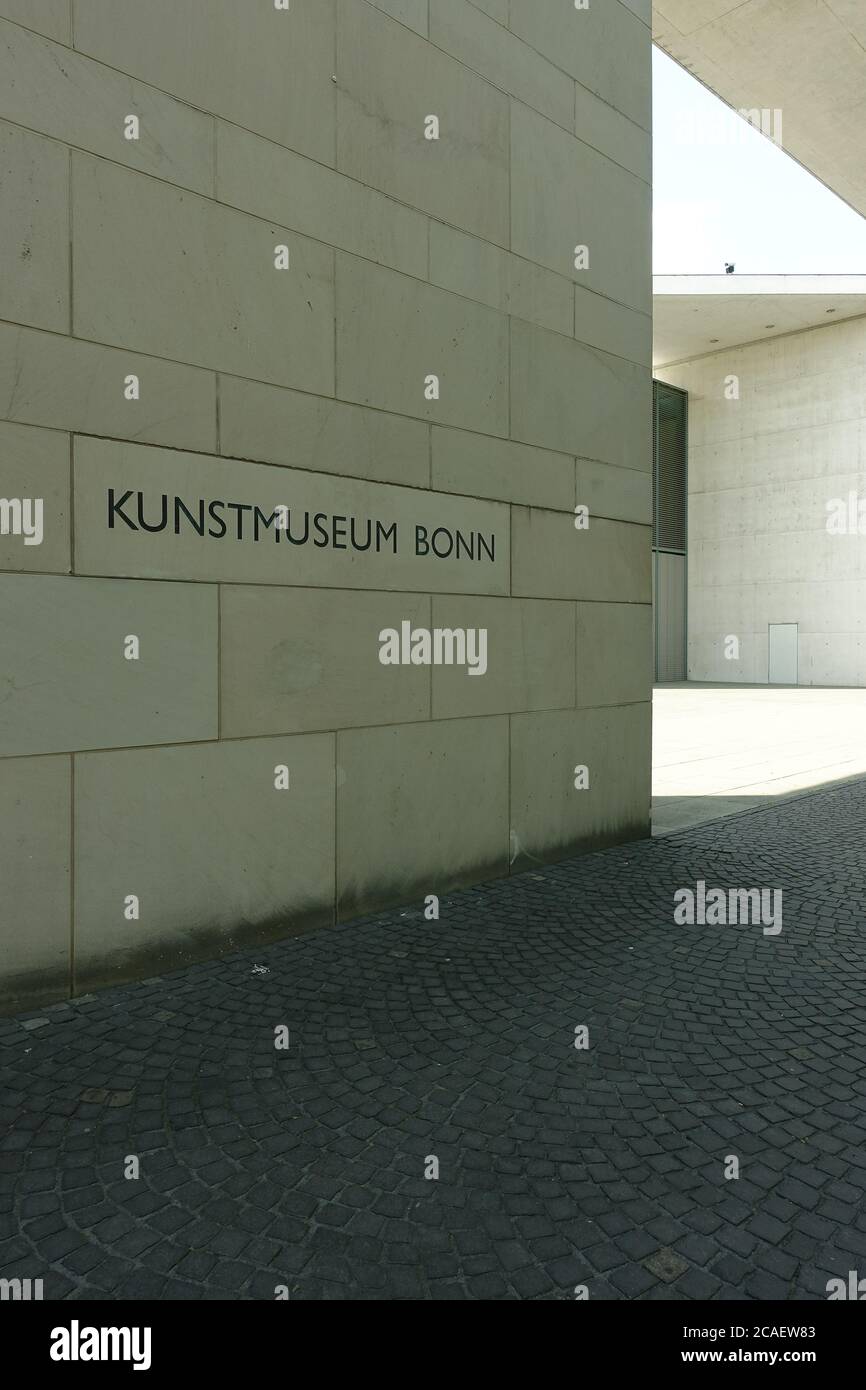 BONN, ALLEMAGNE - 22 juillet 2020: Lettering Kunstmuseum Bonn/Allemagne au Museumsmeile sur une da ensoleillée Banque D'Images