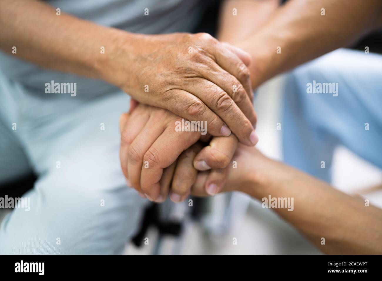 Un patient aîné aide l'infirmière à la main et aux soins Banque D'Images