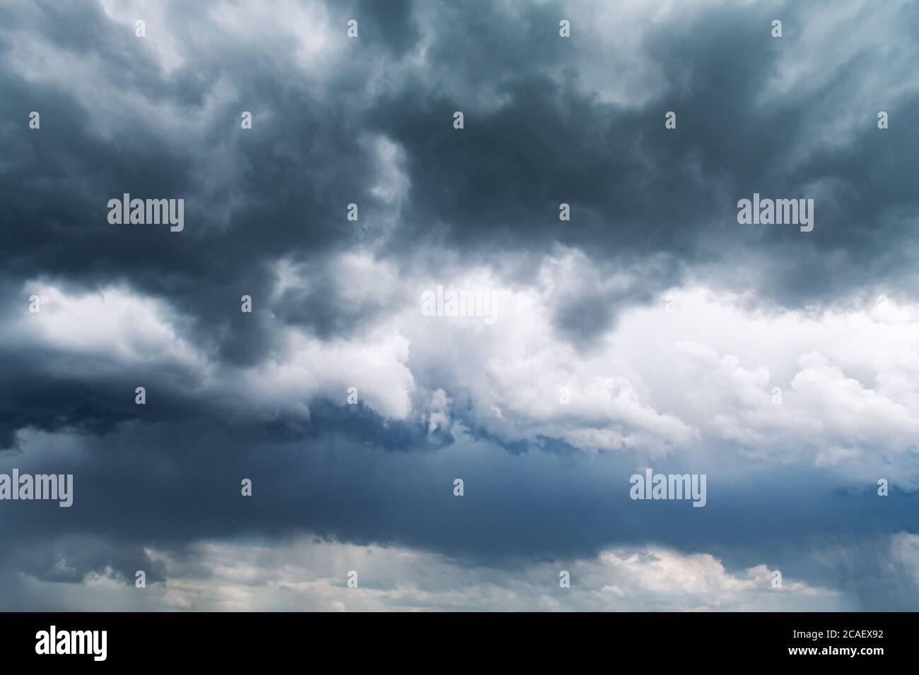 Gros plan sur des nuages de tempête spectaculaires avec pluie. Arrière-plan de la nature Banque D'Images