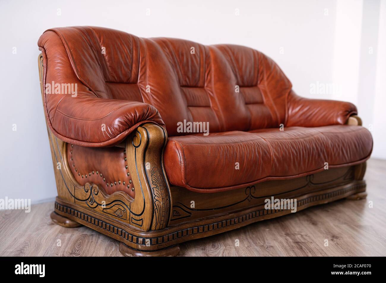 canapé en cuir de chêne brun vintage dans la chambre avec murs blancs,  canapé avec motifs, beau mobilier confortable canapé Photo Stock - Alamy
