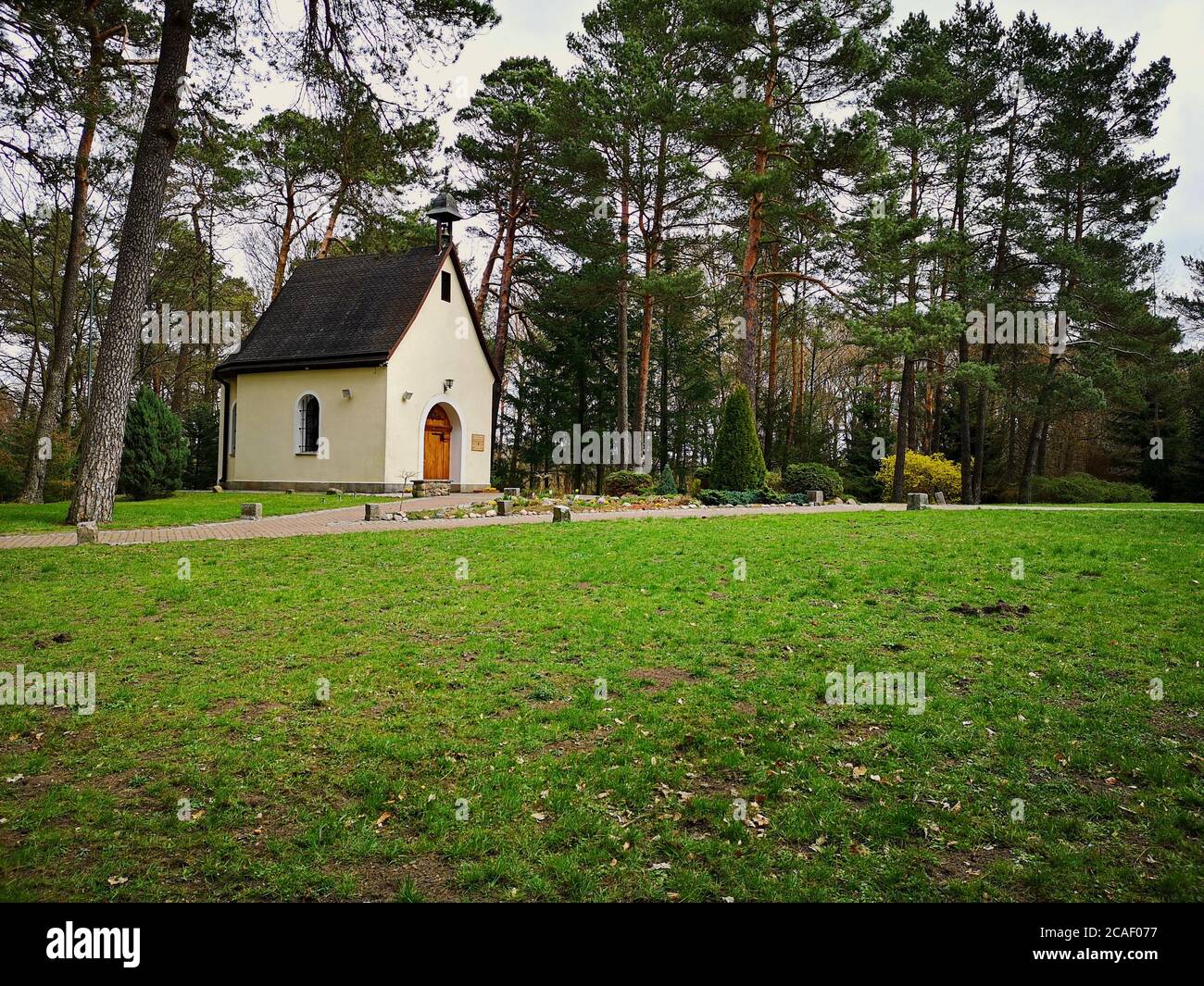 Une jolie chapelle sur une colline qui a été construite juste il y a plus de mille ans Banque D'Images