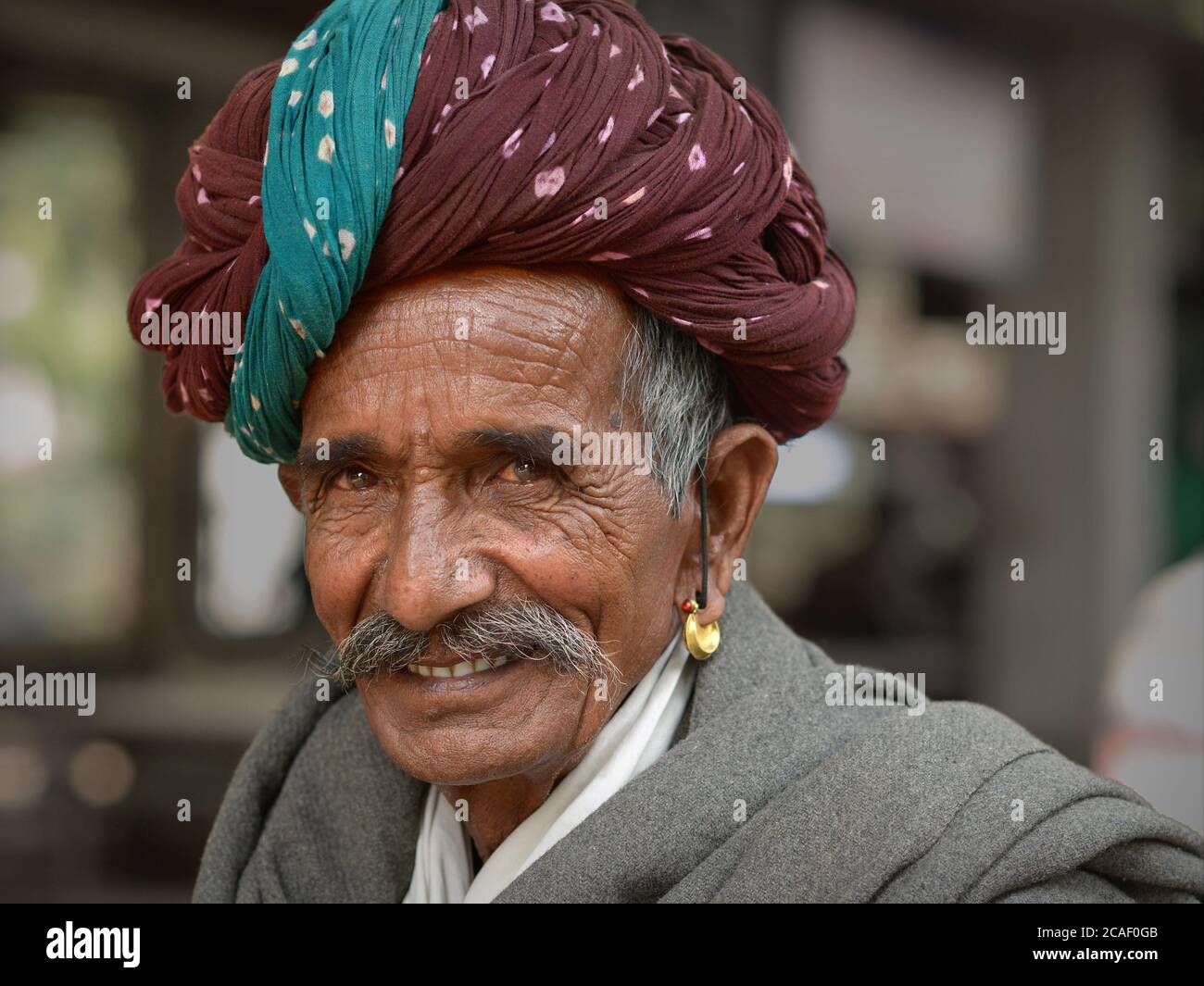 L'ancien Indien Rajasthani avec le rajasthani turban vert-et-brun (pagari) sourit pour la caméra. Banque D'Images