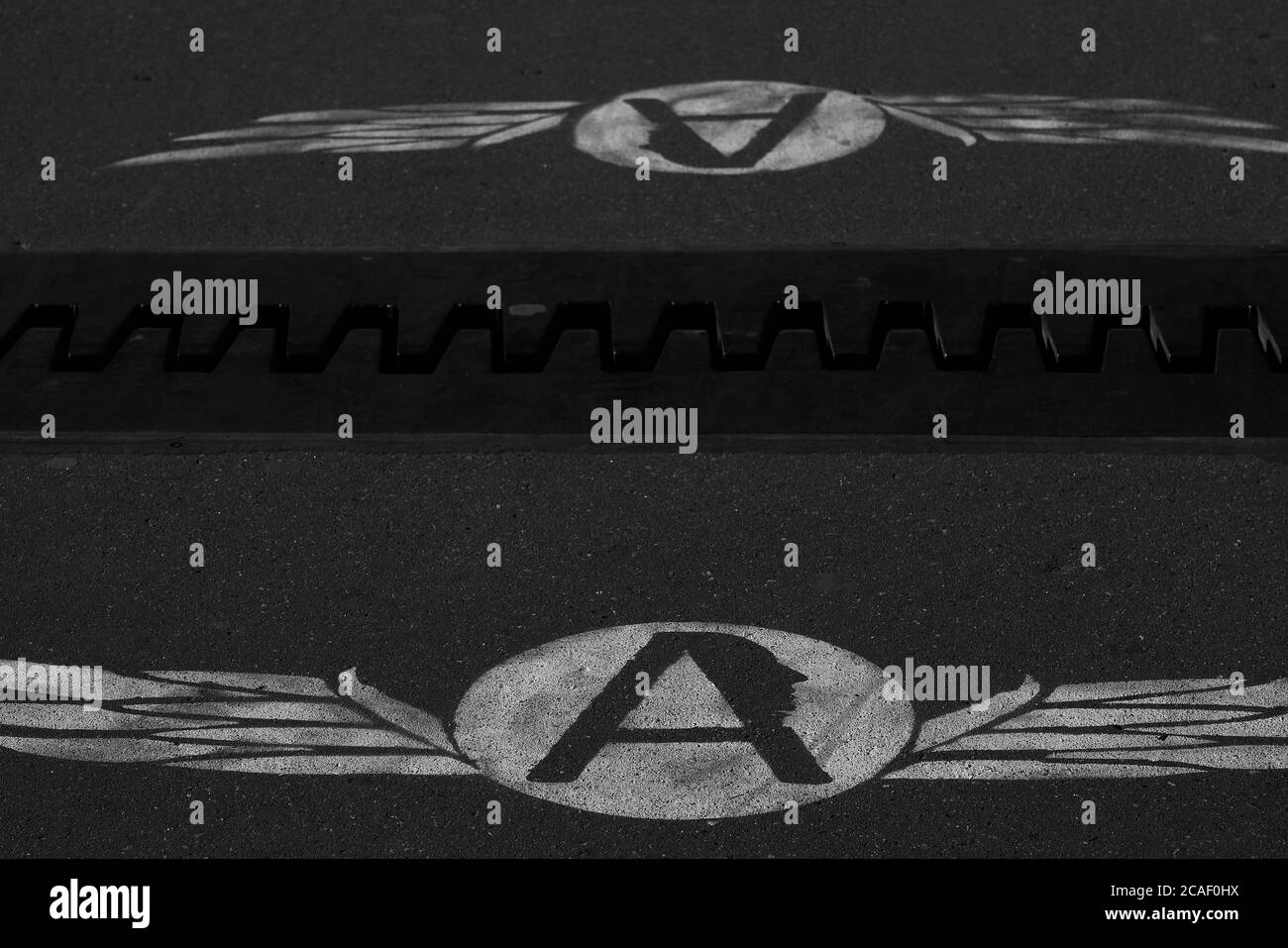 inscription sur asphalte, panneau sur route, pont-levis, Banque D'Images