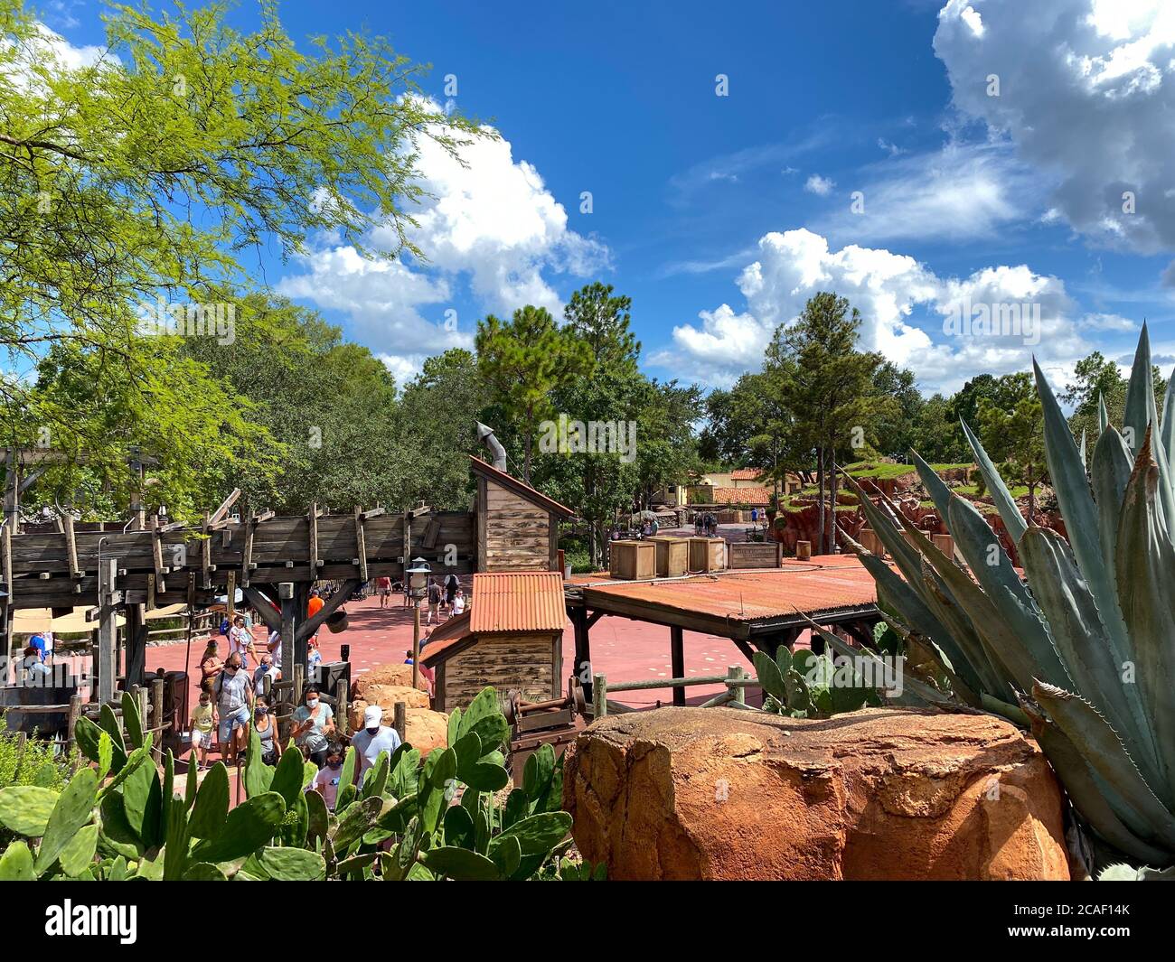 Orlando,FL/USA- 7/25/20: Vue sur frontierland depuis Big Thunder Mountain, avec des personnes portant un masque facial et des distances sociales à Walt Disney W. Banque D'Images