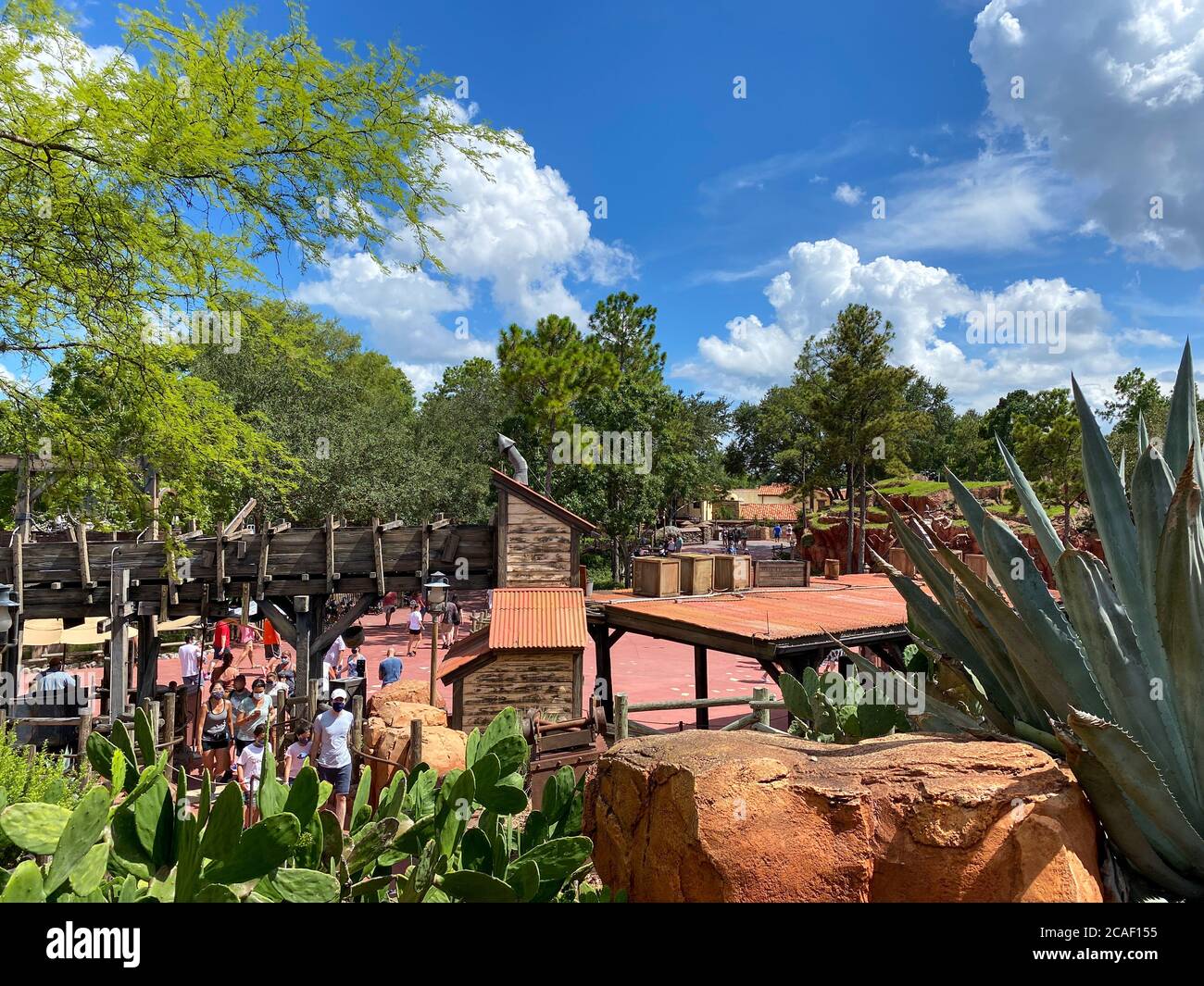 Orlando,FL/USA- 7/25/20: Vue sur frontierland depuis Big Thunder Mountain, avec des personnes portant un masque facial et des distances sociales à Walt Disney W. Banque D'Images