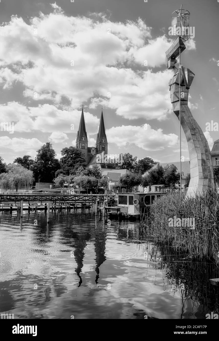 Neuruppin , Neuruppiner Voir avec l'église du monastère Sankt Trinitatis en arrière-plan Banque D'Images