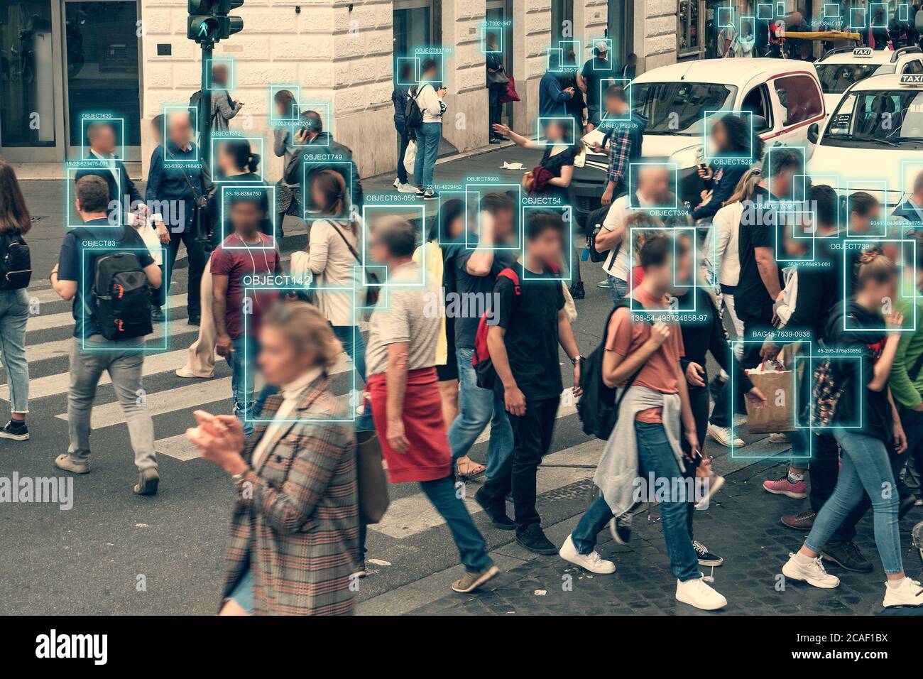 Détection des visages et reconnaissance des citoyens, l'IA collecte et analyse des données humaines. Intelligence artificielle ai concept comme technologie pour la ville sûre à l'avenir. Banque D'Images