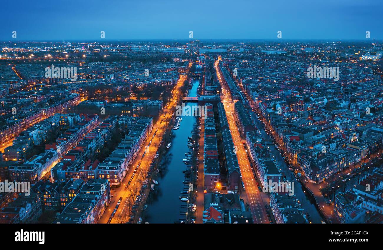 Vue panoramique aérienne sur la ville d'Amsterdam en soirée. Célèbres chaînes hollandaises et maisons dansantes d'en haut. Pays-Bas, Europe. Banque D'Images