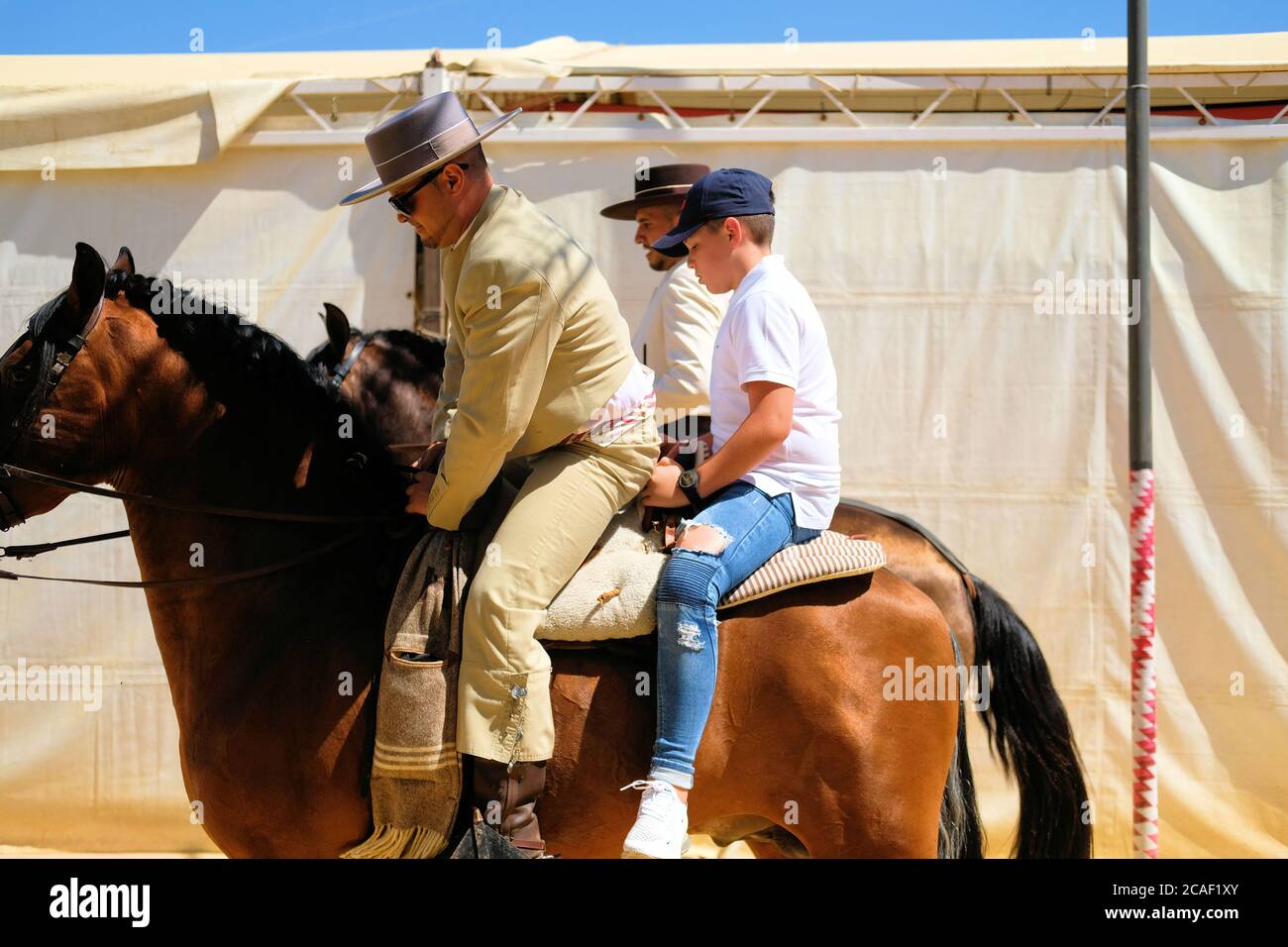 Père et fils à cheval dans une guirlande espagnole traditionnelle lors de la fête de la Feria del Corpus en 2019 ou de la foire de Corpus Christi à Grenade, en Espagne. Banque D'Images