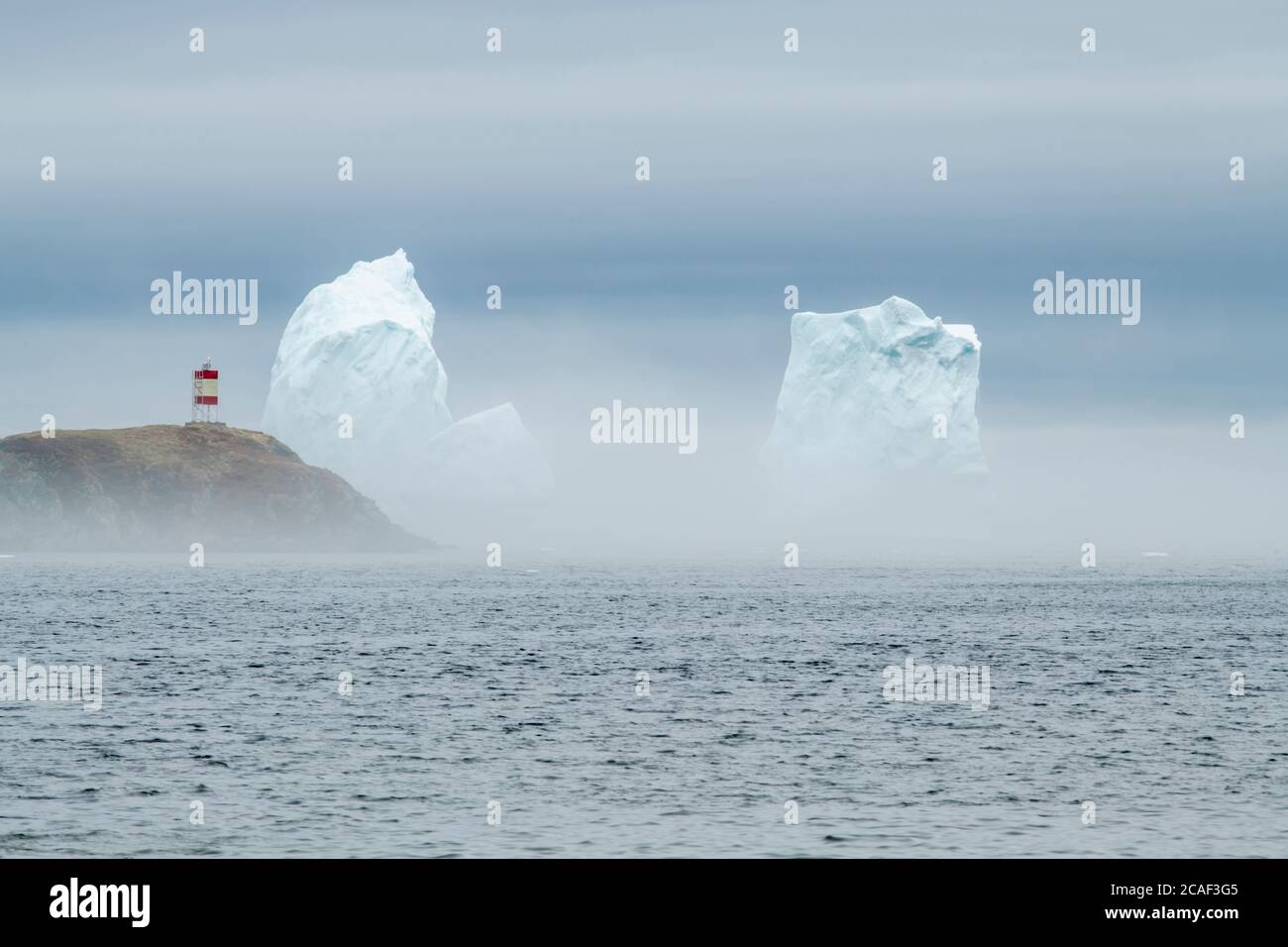 Iceberg géant, Goose Cove, Terre-Neuve-et-Labrador, T.-N.-L., Canada Banque D'Images