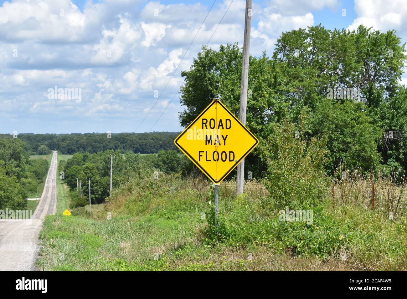 Panneau d'inondation de la route sur une route rurale Banque D'Images