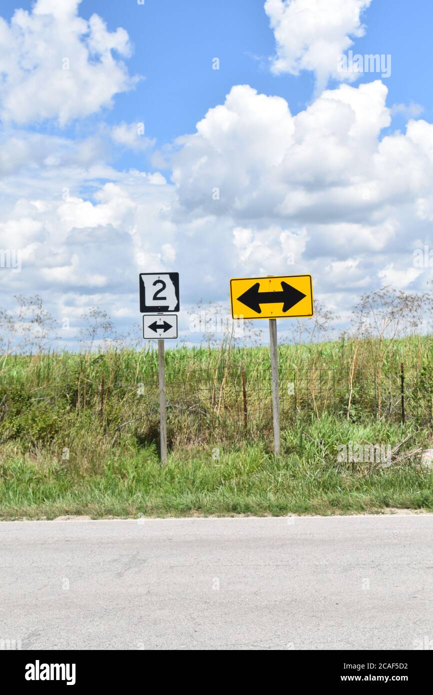 Panneaux routiers sur une autoroute rurale Banque D'Images
