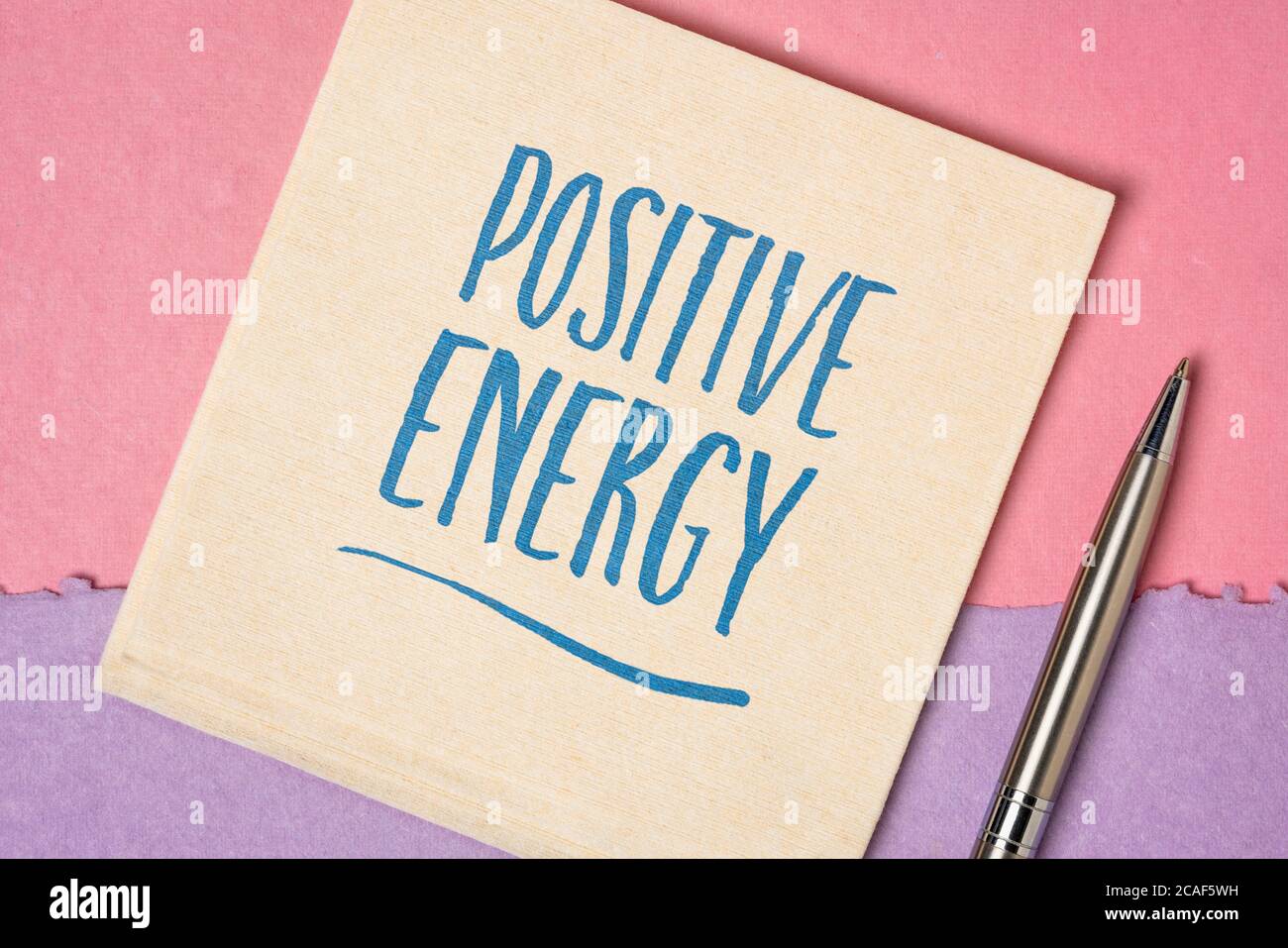 note d'inspiration positive - écriture manuscrite sur une serviette de papier fait main, état d'esprit et concept de développement prérégional Banque D'Images