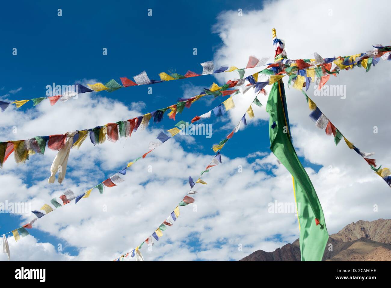 Ladakh, Inde - drapeau de prière tibétain au monastère de Tingmosgang (Tingmosgang Gompa) dans la vallée de Sham, Ladakh, Jammu-et-Cachemire, Inde. Banque D'Images Ladakh, Inde - drapeau de prière tibétain au monastère de Tingmosgang (Tingmosgang Gompa) dans la vallée de Sham, Ladakh, Jammu-et-Cachemire, Inde. Banque D'Images