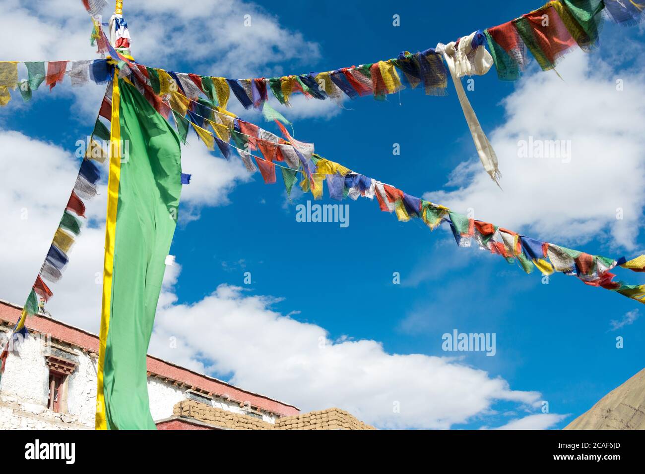 Ladakh, Inde - drapeau de prière tibétain au monastère de Tingmosgang (Tingmosgang Gompa) dans la vallée de Sham, Ladakh, Jammu-et-Cachemire, Inde. Banque D'Images Ladakh, Inde - drapeau de prière tibétain au monastère de Tingmosgang (Tingmosgang Gompa) dans la vallée de Sham, Ladakh, Jammu-et-Cachemire, Inde. Banque D'Images
